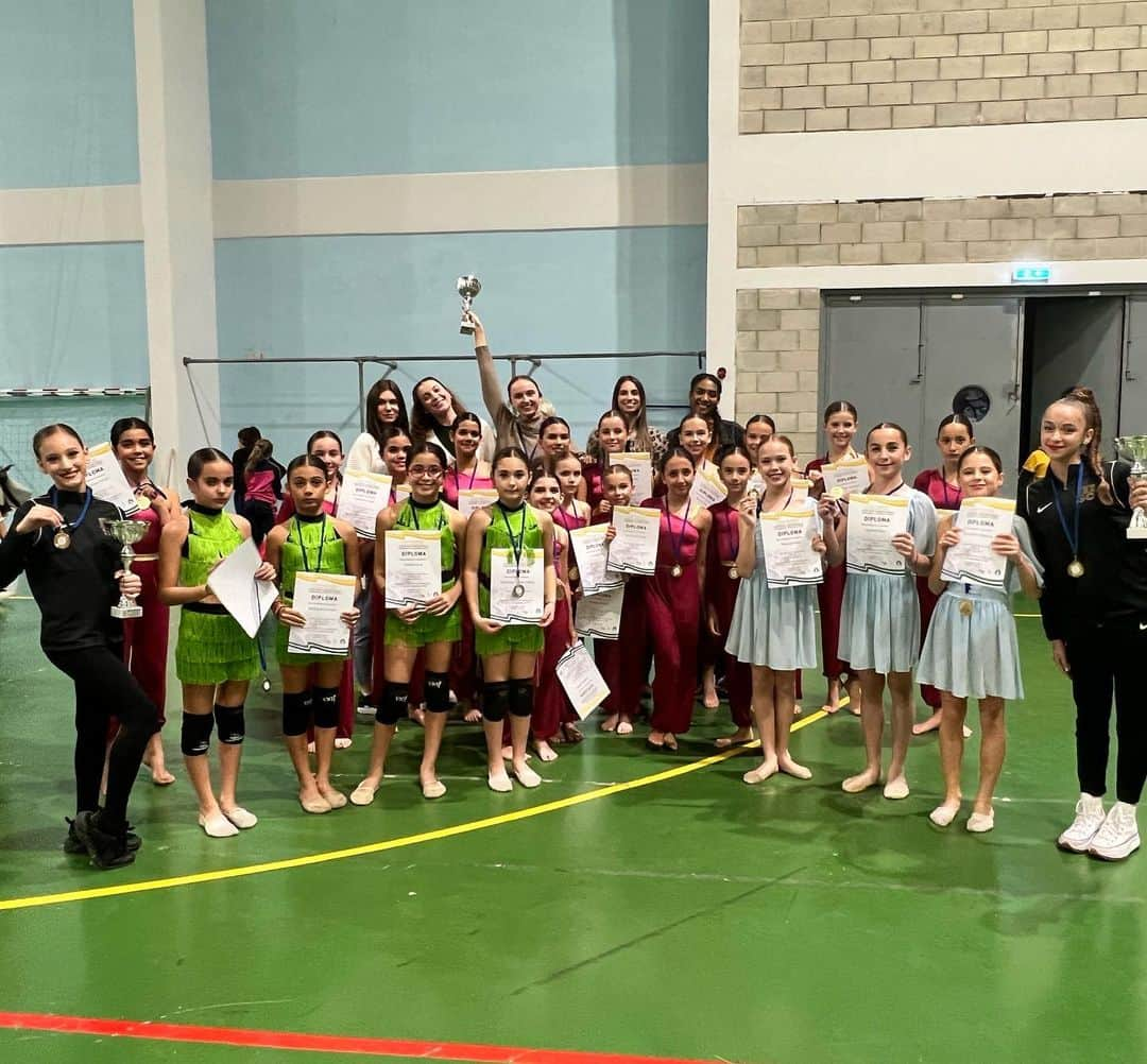 マリナ・デュランダのインスタグラム：「Aaaand it’s a wrap! 👏 👏👏  Congratulations to our club for an amazing achievement at the Cyprus Cup of Performing Art Disciplines! Gold medals in every category participated! Well done to our students for showing such a progress!   Special thanks to our BEST choreographers @rozamariapantzi and @mariagerasimou96 🤩   To our head coach @dmarishka and our wonderful coaches @joannatacha and @gruzdiiik 😍  Thank you to @cfssd__  for organising such a warm competitions and for giving our kids opportunities to show themselves 💕💕💕」