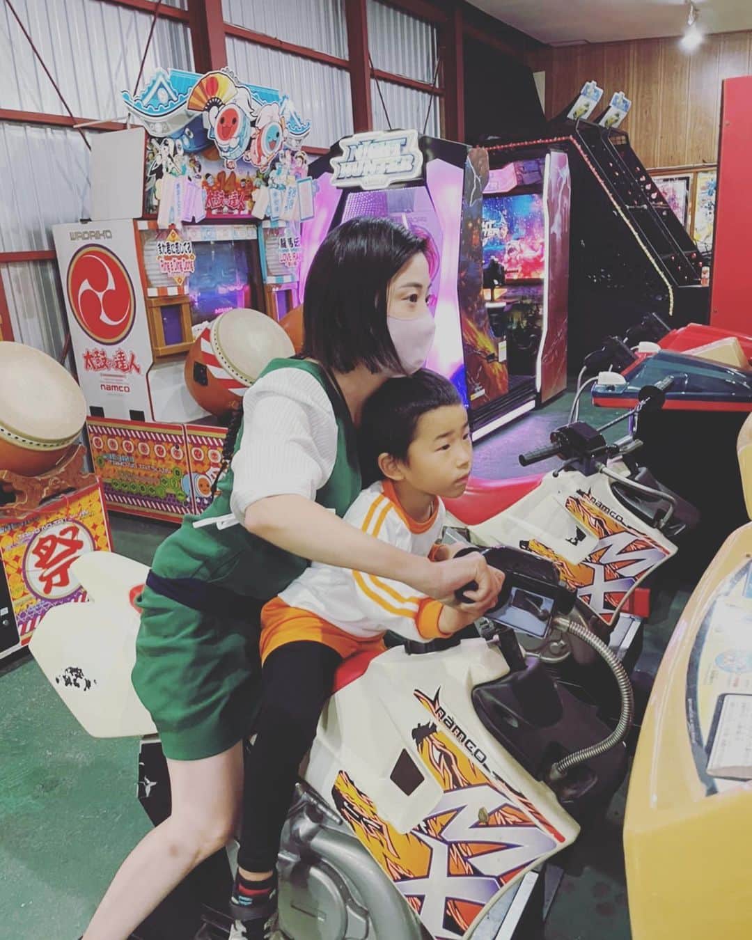 乾亜由美のインスタグラム：「#親必死w  シリーズ。 バイクなんて乗った事ないけど、🏍 子供が新しい世界を見せてくれる👦」