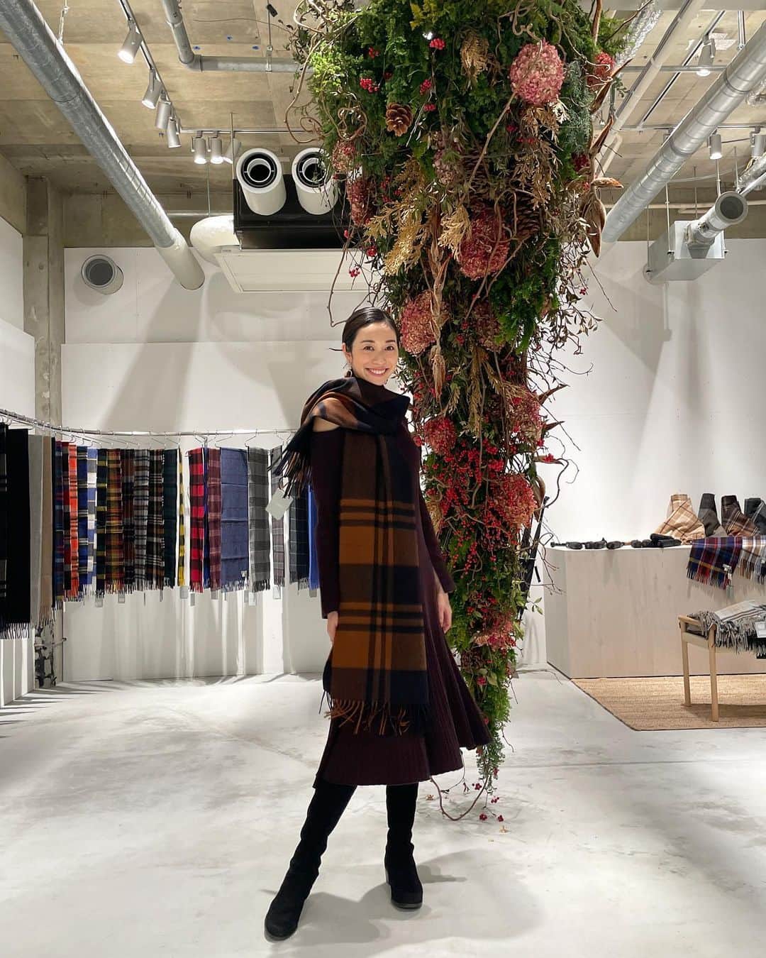 熊澤枝里子のインスタグラム：「・ @joshuaellis.jp  Joshua Ellis  1月頭まで表参道にて pop up storeがオープンして ほぼ全カラー実物が見れるとの事で 行ってきました。  1枚持っているのだけども 上質でとても肌馴染みがよくて リピートしたいなぁと思ってました🧶  ブラウン系や暖色のストールを 持っていないのでそんなカラーが欲しいなぁ🤎  ワンピースは今期A/Wの @celford_official です🕊  #クマフク」