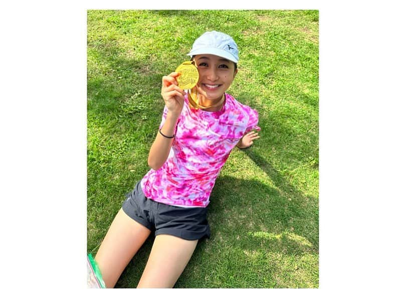 近藤夏子さんのインスタグラム写真 - (近藤夏子Instagram)「.   ホノルルマラソン 初フルマラソン なんとか！ 完走できました😭💗  ほんんんんんとに多くの方の支えがあってやっとのことで 完走することができました。  絶対に歩かない！ ６時間を切る！  両方とも達成することができました🥺  一緒にチャレンジした藤森さん、吉田さん ずっと応援してくれた土屋さん そして指導してくださった高橋尚子さん スタッフの方々、ボランティアの皆さん ありがとうございました😭💗  　 脚が痛すぎて フラフラ歩けず 明日がどうなるか不安ですが🤣 まずはご報告まで！  応援メッセージくれたフォロワーの皆さんもありがとうございました！ すっごく励みになりました💛 　 　 . #ホノルルマラソン #フルマラソン #完走」12月12日 9時38分 - kondokako0804