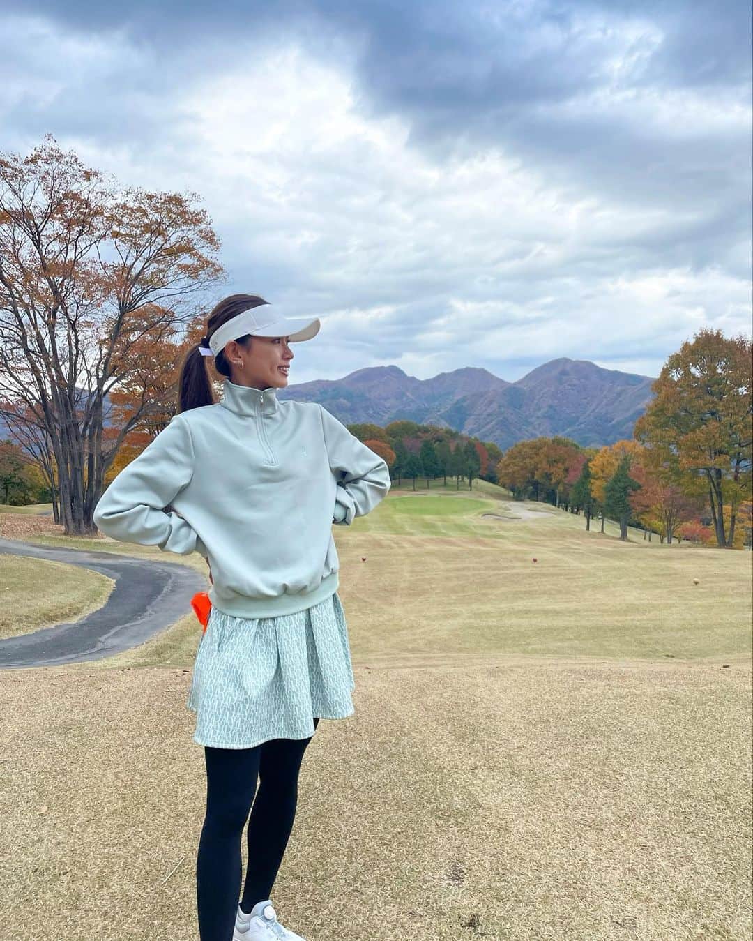 坪井ミサトのインスタグラム：「ここのゴルフ場 景色がとっても素敵だった🍁  冬ゴルフは太陽あると暖かいけど 日陰になると寒い😵 体温調節が難しいね💦  この日のドライバーは全部スライス🤣笑  今年はあと何回行けるかな🙂  年明けの家族ゴルフが 今から楽しみ🤍  wear @rienda_official  普段着ないタイプで 可愛かった☺︎  #golf #golfgirl #ゴルフ #ゴルフ女子 #rienda #golfwear #ゴルフ大好き」