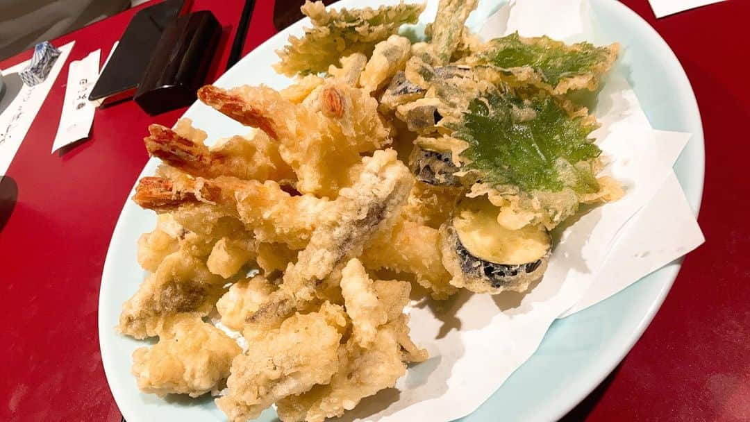 江川智晃さんのインスタグラム写真 - (江川智晃Instagram)「割烹　よし田  料理の味もお店の雰囲気もオーナーさん含めた店員さんの接客も素晴らしいお店❗️ 勉強になりました^_^  博多は安くて美味しいものが多すぎて、選択するのに困る😅 贅沢すぎる悩みですよ〜！  #博多 #割烹 #よし田 #いかのいき造り  #鯛茶漬け #いいお店」12月12日 10時08分 - egatomo43