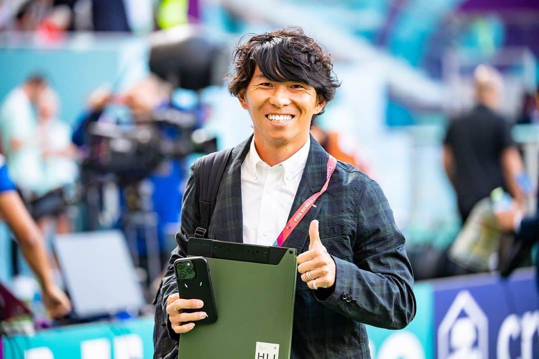 佐藤寿人のインスタグラム：「11月20日に開幕したFIFA WORLD CUP 2022   NHKの解説者として15日間、現地のカタールへ行ってきました 🇶🇦  日本代表のグループリーグでの戦いはもちろん、解説を担当した5試合以外にもスタジアムで視察すること合計16試合⚽️  選手のクオリティ、監督のマネジメント、チームとしてのゲームの進め方、様々な試合を生で見ることが出来た事は自分自身にとってもとても大きなinputの時間だったと思います  改めて、とても貴重な機会を頂きありがとうございました  日本代表の粘り強い戦いで、日本国内でも大いに盛り上がったワールドカップもベスト4が出揃いました  まだまだ寝不足の日々が続くと思いますが、最後までワールドカップを楽しみたいと思います✨  #fifa #worldcup #qatar2022 #qatar #doha #japan #nationalteam  #nhk #commentator  #soccer #football #おばんざい」