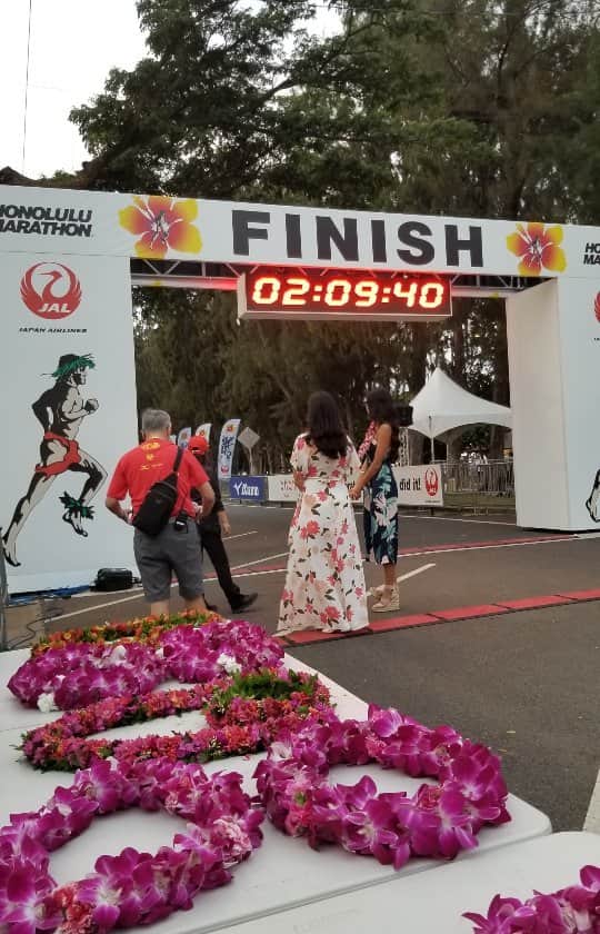 瀬川慶のインスタグラム：「50th Honolulu Marathon 2022  a peak from finishers announcement booth with @jimmydageek  マラソンゴール脇のアナウンスブースからゲリラライブやってみました！感動をありがとう！  #honolulumarathon2022 #50thanniversary #ホノルルマラソン2022 #アナウンス #ハワイ在住 #ハワイ好きな人と繋がりたい #完走おめでとう」