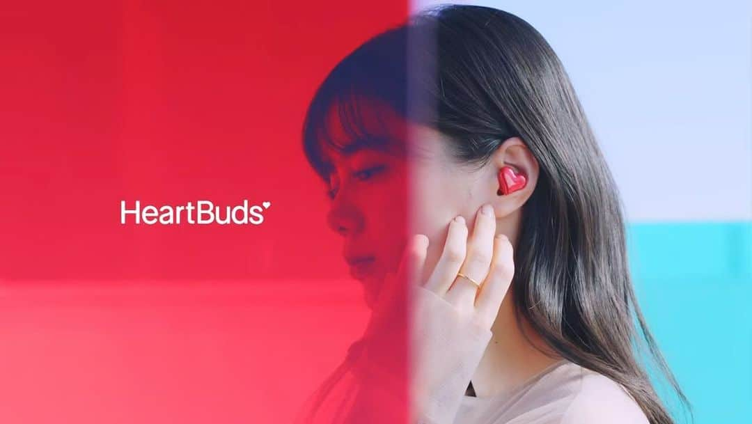 ソフトバンクセレクションのインスタグラム：「「HeartBuds」の新色発売に伴い、「かわいいワタシでいたいから、ハートのイヤホン。」をキーコンセプトに、「HeartBuds」のファッション性を訴求するCMを公開。多方面で活躍する紺野彩夏さんがモデルとなり、さまざまなコーディネートと合わせた「HeartBuds」をご覧ください。 出演　紺野彩夏 監督　真辺庄帝 #HeartBuds #ハートのイヤホン #SoftBankSELECTION #ソフトバンクセレクション #SoftBank #ソフトバンク」