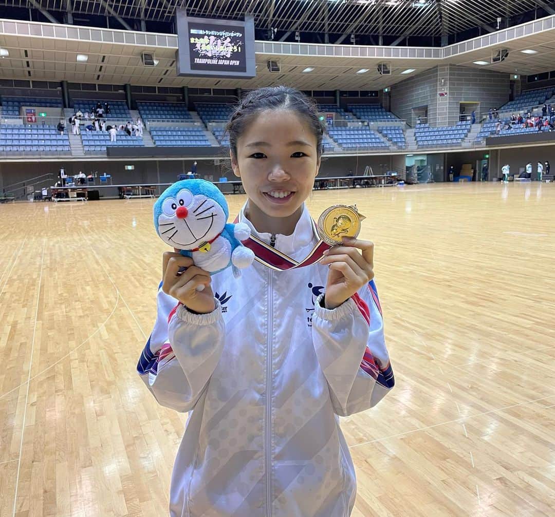 宇山芽紅のインスタグラム：「. 川崎ジャパンオープン オープンの部　2位🥈  社会人決勝の直前練習で腰を痛め、そのまま試技をすることにリスクがあった為、棄権を選択しました。 その後のオープン決勝までの間、ギリギリまで調整をし、なんとか本番では演技をすることが出来ました。 どういう状態になってもおかしくない中で、跳べたことに本当に感謝です。  今大会は、チャレンジする予定でいましたが、来年に持ち越しとなりました。 予選2回目では自己ベストを出すことが出来たので、そこは自信にして、怪我をしない身体作りをまた一からしたいと思います。 来年はいつでも56点台を出せるように、頑張ります。  応援ありがとうございました。」