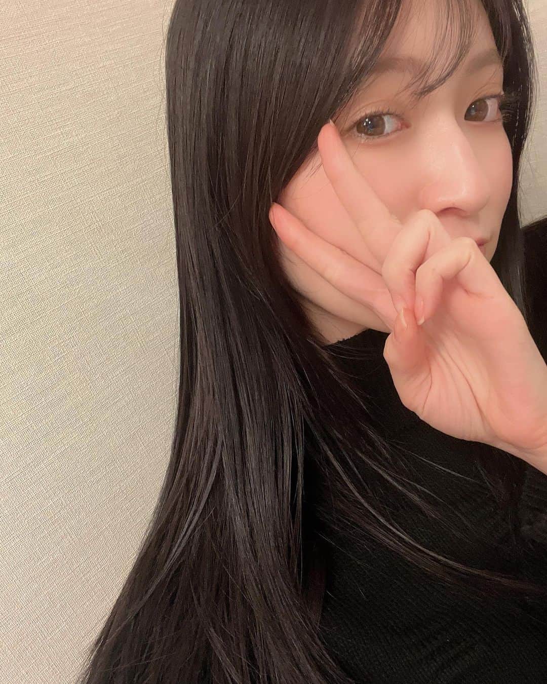 吉田朱里のインスタグラム：「🖤🖤🖤 グレーっぽい黒髪でお願いしました✨ #ヘアカラー #暗髪 #黒髪」