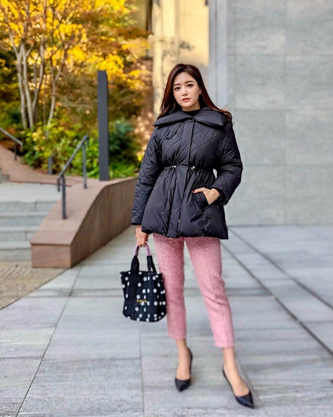 のインスタグラム：「昨日の朝の撮影コーデ☀️ 急に寒くなったのでダウンコートが大活躍💓3waysで襟の取り外しもできるからより綺麗めでも着られちゃう！✨ でも私は小顔に見える気がして襟付きがすき💓 . outer... @celford_official  tops... @tomorrowland_jp  @tomorrowland_womens  pants... @aminpur2021  bag... @tocca_japan  . パンツはなんとツイードにパール付き✨後ろが可愛いよね💓 撮影用にお気に入りのドットブラウス着て行ったら、バッグもドットでドットコーデになっちゃった笑 今日も頑張っていきましょう💓 . #usagionline #celford #tocca #きれいめコーデ #コーデ #セルフォード #ダウンコート #冬服コーデ #冬コーデ #usagi_snap」