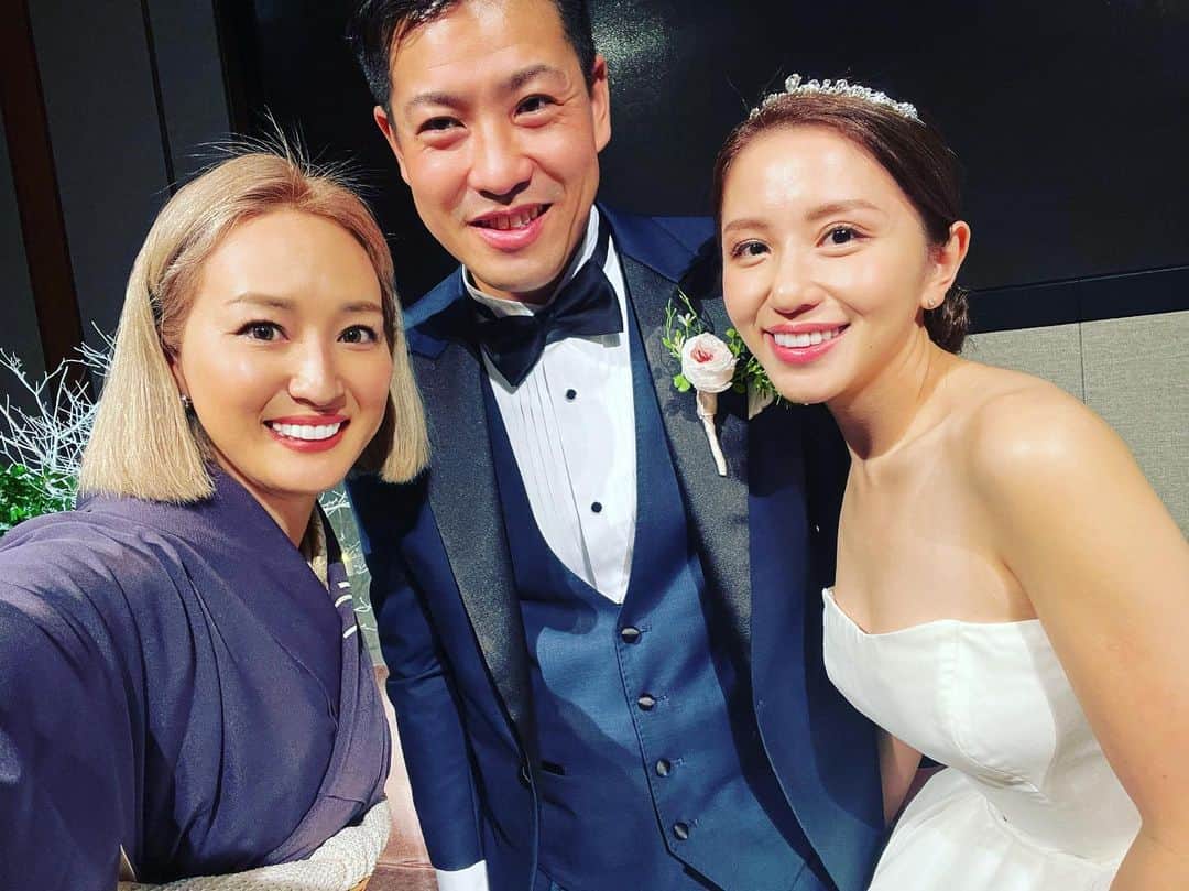 木村真野のインスタグラム：「まっきー&しゅー 結婚おめでとう😍 センス抜群で愛が溢れた披露宴でした🥰 #2人のキューピットは私です しゅーは出会って10年くらいだけど100倍綺麗になった🥰 優しく強く綺麗なママ💓 まっきーはプロ野球を引退したからかな？優しい雰囲気になったと思う✨😍 2人とも家族を大事にして ご両親も暖かく素敵でした🥹 まさか2人が結婚するなんて😂😍💓 嬉しい限りです🥹✨💓 これからも変わらず2人らしくいてね🥰💓😍 幸せをありがとう💓 もうね入場から涙涙涙だったよ😂🥹😭💓 #ありがとう 関係ないけど. #髪型金髪迷子行方不明です」