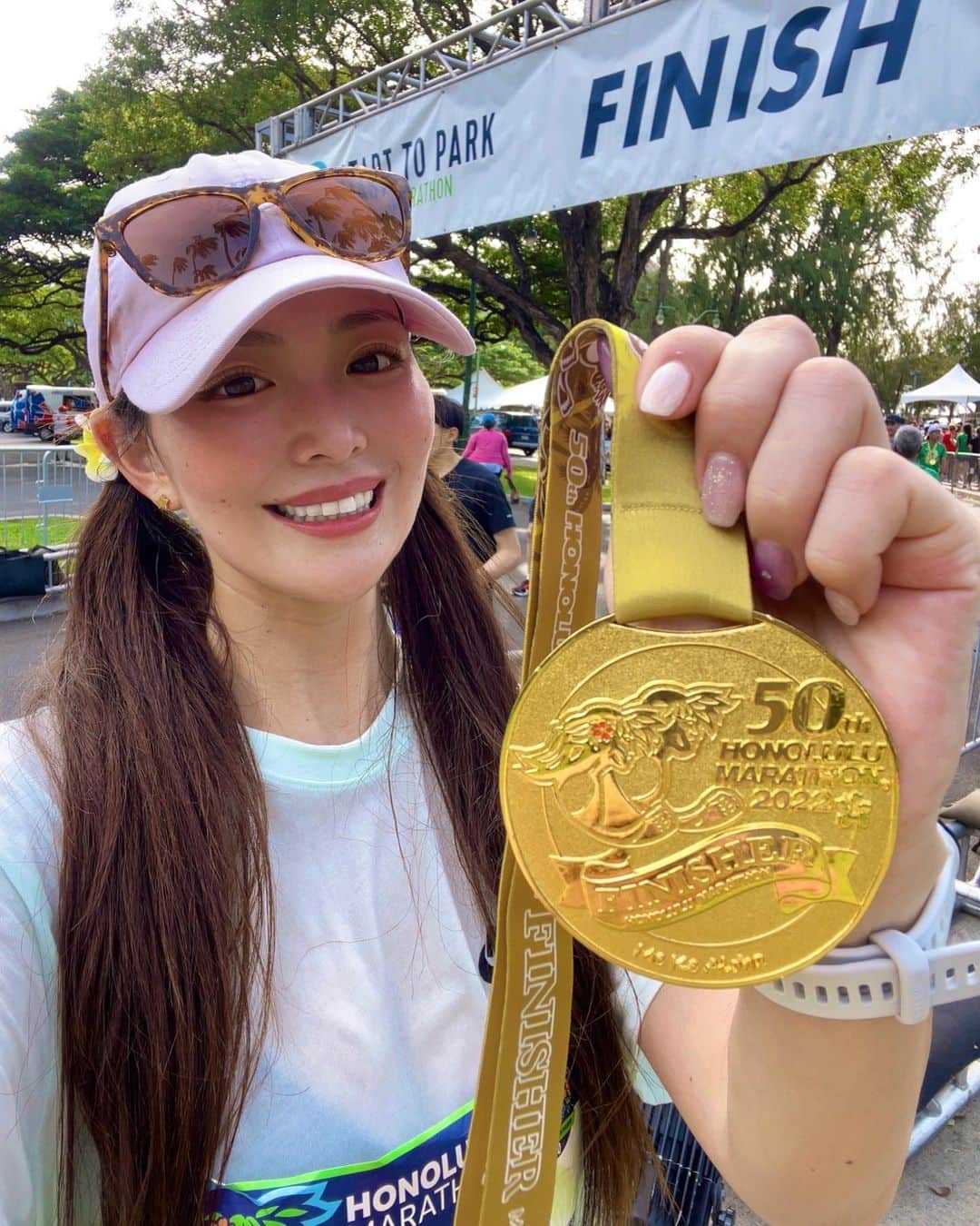 さーたんのインスタグラム：「* * * 2022.12.11 HONOLULU  MARATHON完走🤙🏽🌺🌴🌈☀️ 4:51:40 * 疲れたーーー😂 12km地点からしんどすぎて半泣き（笑） 果てしなさすぎた🫠笑 * サブ4ペースもダメかぁ〜😮‍💨 って悲しくなったけど つい最近は10kmも走りきれなくて 毎日泣いてた時の事考えたら 【笑顔で走りきれた事♡】 それだけで素晴らしい事だよね😌❤️ * 来年も絶対出るぞ🤙🏽🌴🌺🌈☀️ 応援ありがとうございました💕 * * * #ホノルル #ハワイ #Honolulu #Hawaii #Waikiki #ワイキキ #ホノルルマラソン #Honolulumarathon #フルマラソン #マラソン #marathon #ハワイ旅行 #旅行 #サブ3ランナー #サブ3」