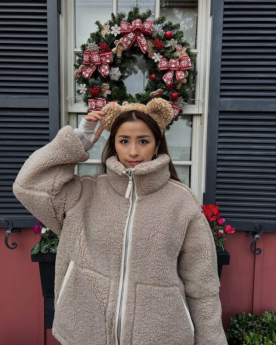 MIYAのインスタグラム：「Girl's Disney Sea Date 🪄💕🔮  誕生日のお祝いでみんなが ディズニーへ連れてってくれた🥹 人生で初めてショーに2時間並んだこともいい思い出🤣 ホットココアも餃子ドックもビールもチュロスも 寿司ロールもぜーんぶおいしかった✌🏽♥️  ほんとにありがとう🫶🏾💞  #disneysea #tokyo #mybirthday #happiness #💜」