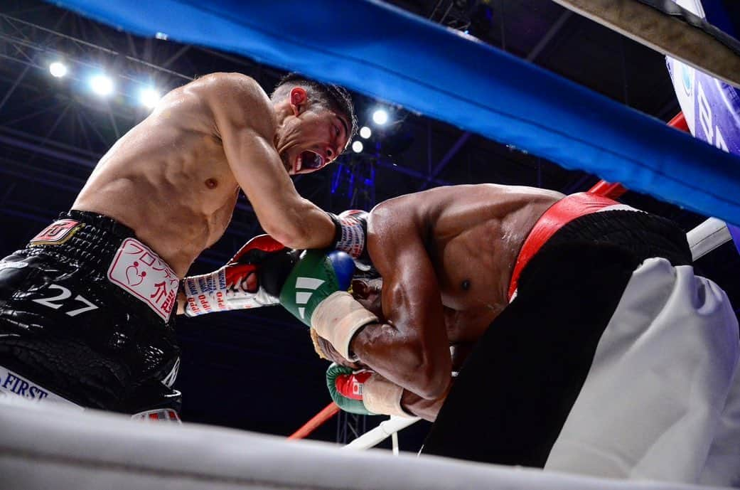 田中恒成のインスタグラム：「・ 応援ありがとうございました。 3-0の判定勝ち‼︎ やっぱりKOしたかった‼︎  そこはヤンガ・シッキボ選手の粘り強さとディフェンス力。 全ては思い通りにいかないけど、また１つコマを進められた。  もっと緊張して、追い詰められて、そんな舞台でそんな相手と全力で戦う姿を早く皆んなに見せたい‼︎ 来年は必ず‼︎ 四階級制覇します。  写真提供ボクシングビート  #田中恒成 #koseitanaka」