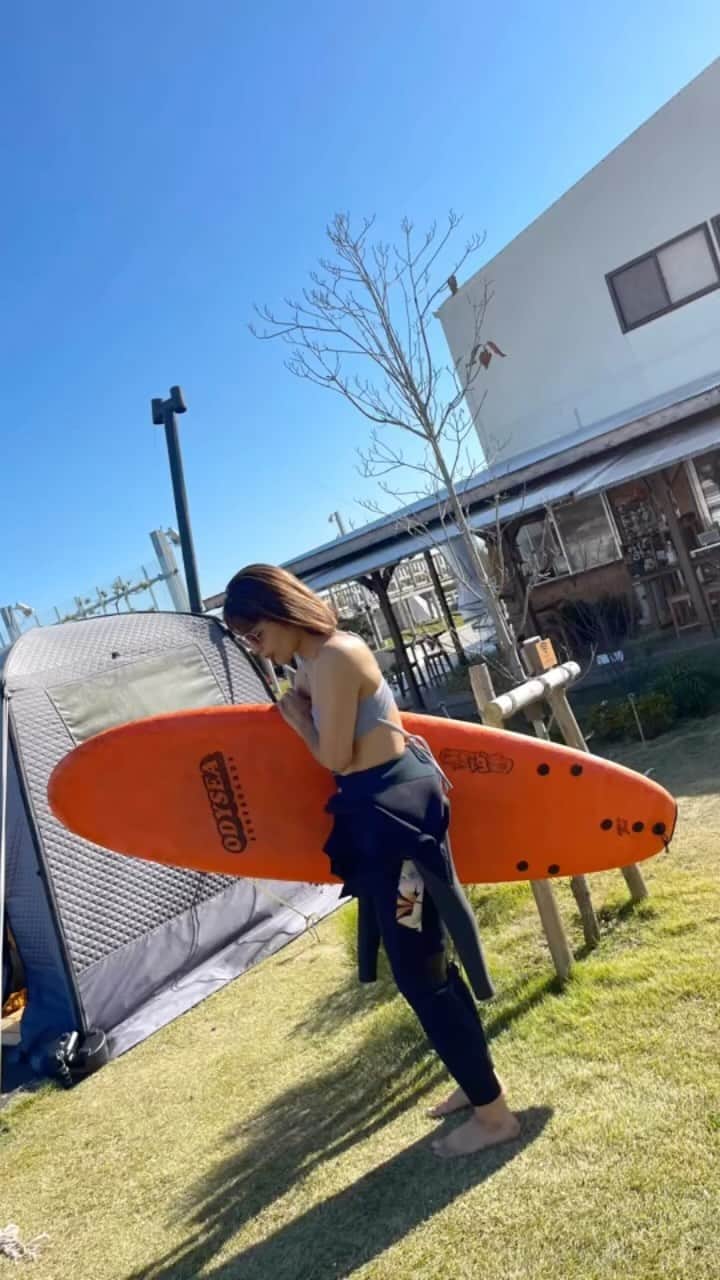 伊藤しほ乃のインスタグラム：「🏄‍♂️  @cafe_jf_torami  @jf_skatepark_torami   めーちゃ遊んできた🤩  サーフィン🏄‍♀️して サウナ🧖‍♀️ 入って 水風呂して整って トランポリンして 和牛バーガー食べて🍔 美味しいコーヒー飲んで☕️ アサイボールでチャージして スケボー🛹して  充実しすぎました🥳  冬のサーフィン寒くてもサウナがあれば楽しめる〜 最高⭐️  サウナとランチセットでお得でした♪  またいこーっと🥳  そして泊まれるんだって🤫 誰かいこ🌴  #cafejftorami  #jfcafetorami」