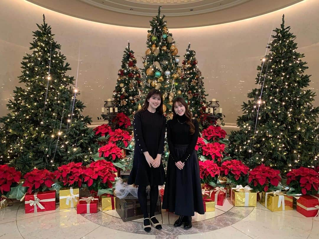 白井ゆかりのインスタグラム：「.. クリスマスも近づいてきましたね🎄  少し前に、りえなちゃんとランチした際にたまたま出会った素敵なツリー🎄💕 とってもキレイだったな☺️  #りえなちゃんお誕生日おめでとう #クリスマスツリー  #クリスマス」