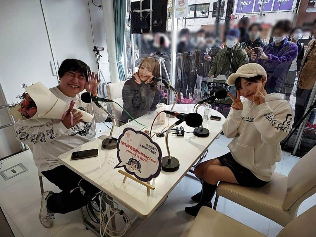 里美ゆりあのインスタグラム：「公開収録ラジオ楽しかったなぁ🥰 この少しの時間の為だけに遠くから来てくれたファンの方々ありがとうございました🧡  @marina_shiraishi_official  も石津さんも ありがとう❤️  #公開収録 #radio  #ラジオ #渋谷 #shibuya  #里美ゆりあ #yuriasatomi  #fm」