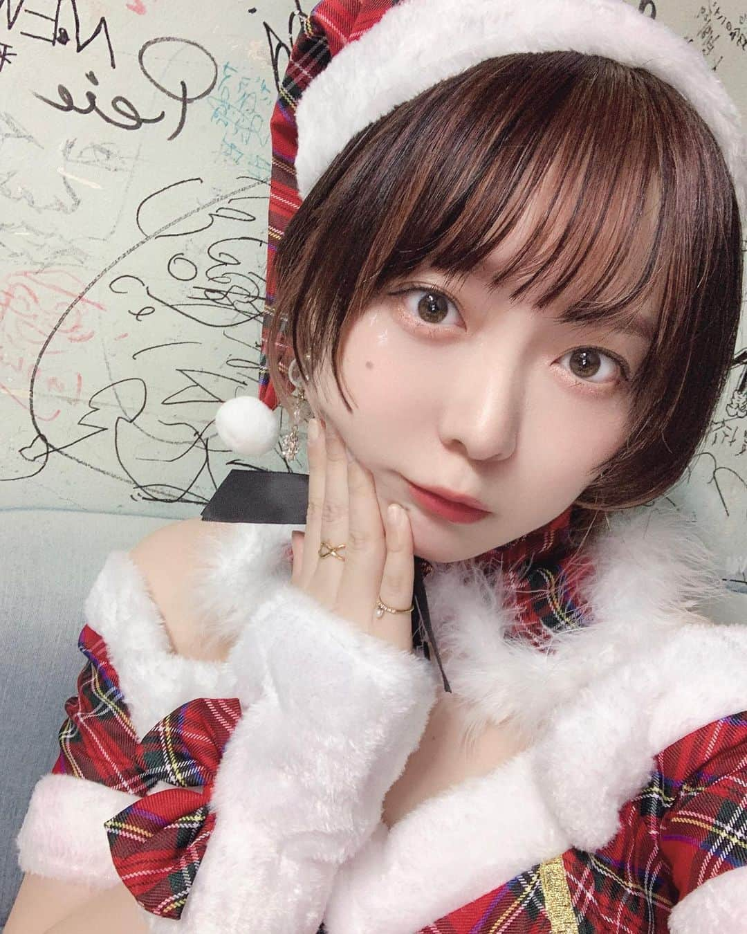 中野佑美のインスタグラム：「🎄🧣❄️  #ショートヘア  #サンタコス  #クリスマス」