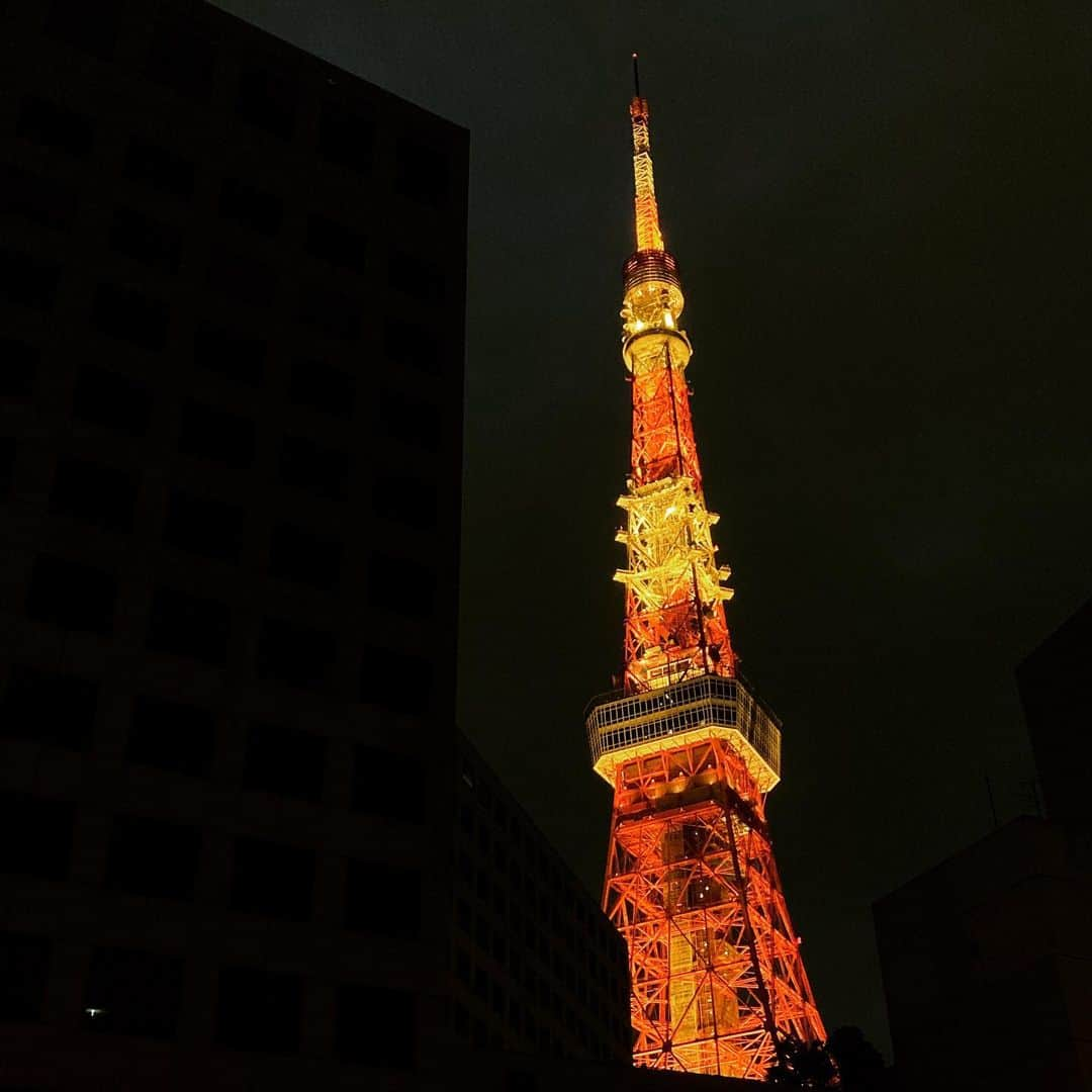 吉川ばんびさんのインスタグラム写真 - (吉川ばんびInstagram)「東京タワー、初めてこんなに近くで見てすごいきれいだった　あのあたりの空が赤いのはそのせいらしい」12月12日 14時26分 - bambi_yoshikawa