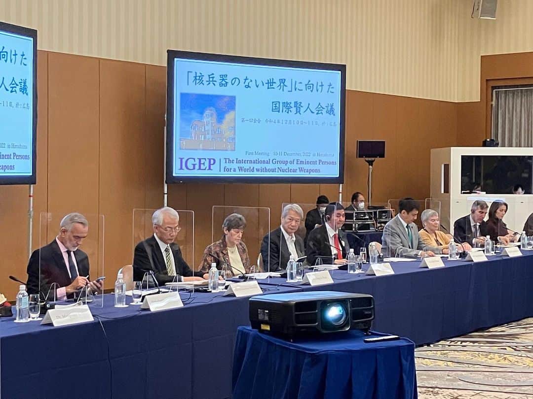 岸信夫のインスタグラム：「12/10 広島で開催された、核兵器のない世界に向けた国際賢人会議の第一回会合に、担当の首相補佐官として出席しました。」