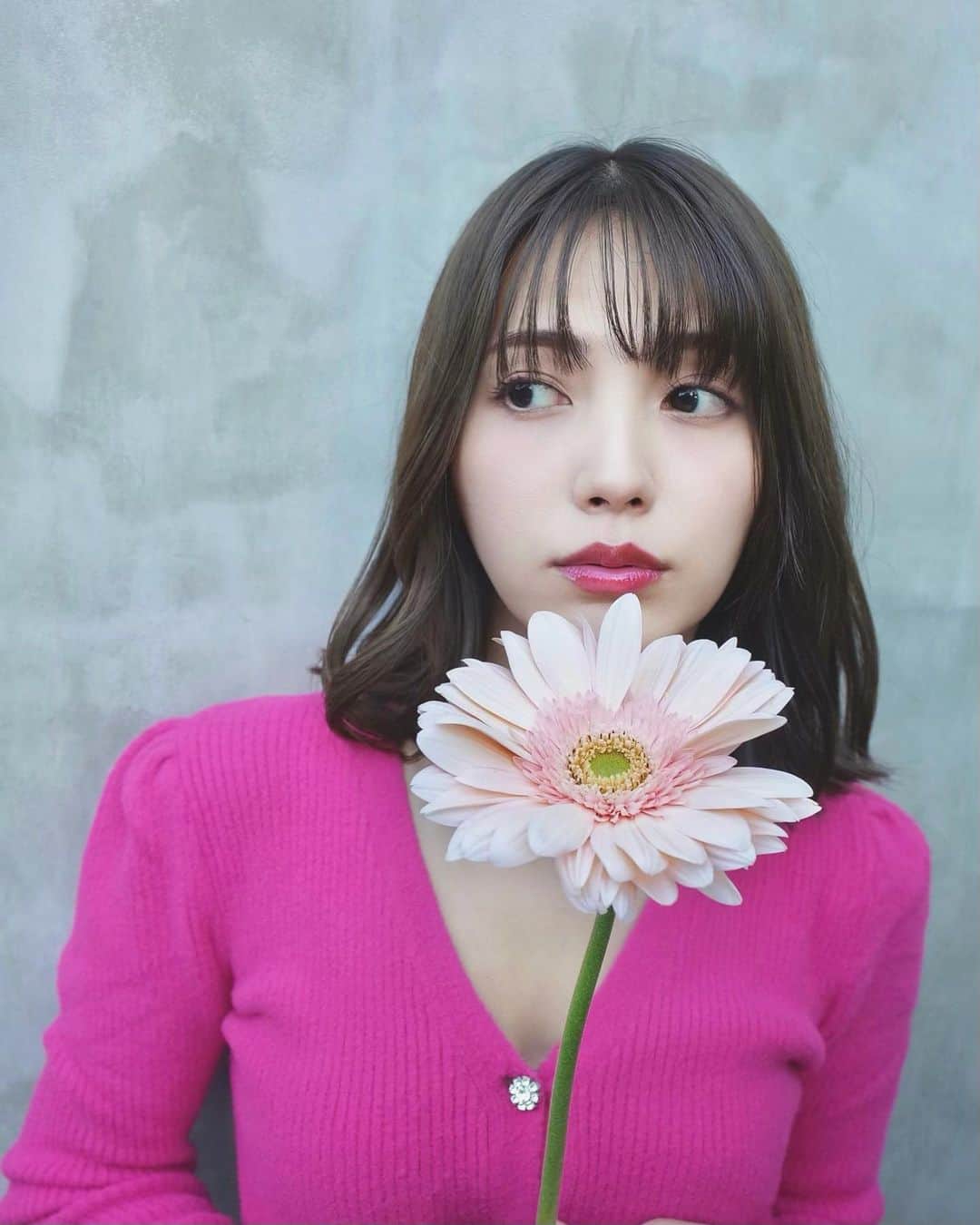 のインスタグラム：「🌸  I tried cool color fashion. Does the fuchsia color look good on me?  You never know until you try🙃  冬に映える鮮やかないろ たまにはブルベカラーもいいよね🔮  #pink」