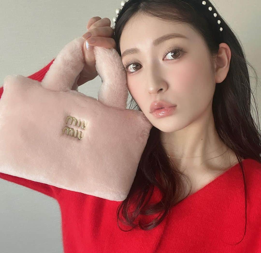 吉田朱里のインスタグラム：「@miumiu で かわちぃバッグとカチューシャ買っちゃった🤫💗💗 . ピンクのもふもふ可愛すぎん？💓 水色と白もあって悩んだけど ピンク持った瞬間お店のお姉さんに私ピンク推しです！って言われてピンクにしました💓 . #miumiu #bag」