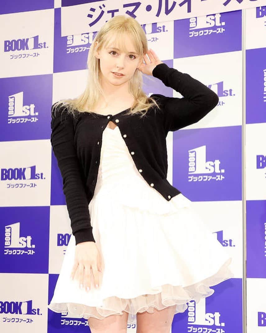 ジェマ・ルイーズのインスタグラム：「Calendar release event! ジェマ・ルイーズ2023カレンダー発売イベントお疲れ様でした！！✨  皆さん、お会いに来て本当にありがとうございました！本当に嬉しいです。 ブックファーストさんもありがとうございました♥️ My calendar release event was held yesterday! Thankyou to everyone that came!  写真：日刊スポーツ（撮影・鈴木正人）」
