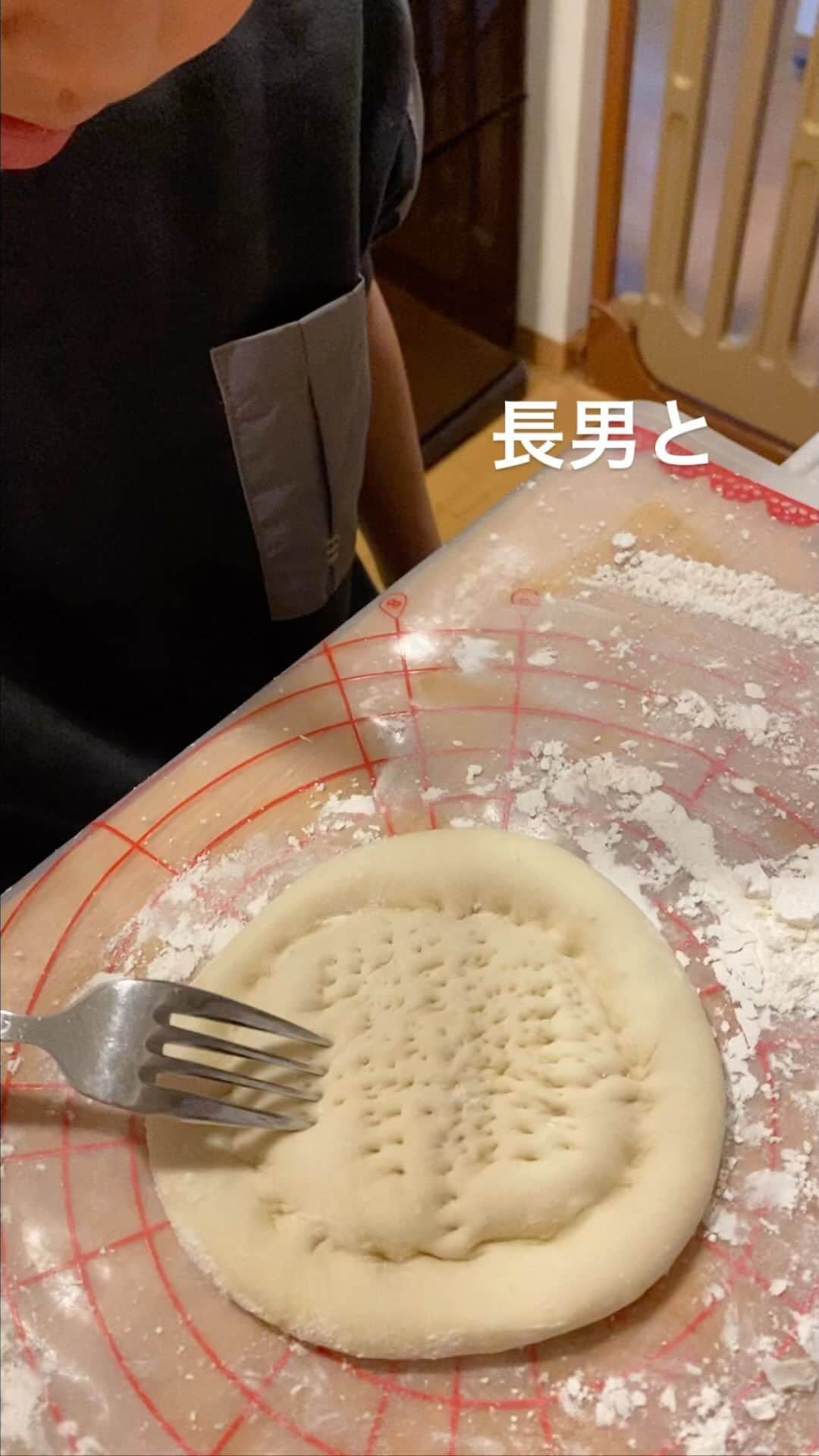 茜ゆりかのインスタグラム：「昨日は長男のリクエストでピザ🍕  手作りピザだと 材料も栄養も 自分で選べて 安心♡ 美味しい‼︎  4歳でも ピザ上手に 伸ばせてました‼︎  私の教え方が よかったかな😏  #男の子ママ #3兄弟ママ #小麦は北海道産 #こどものいる暮らし  #手作りごはん #ジュニアアスリートフード」