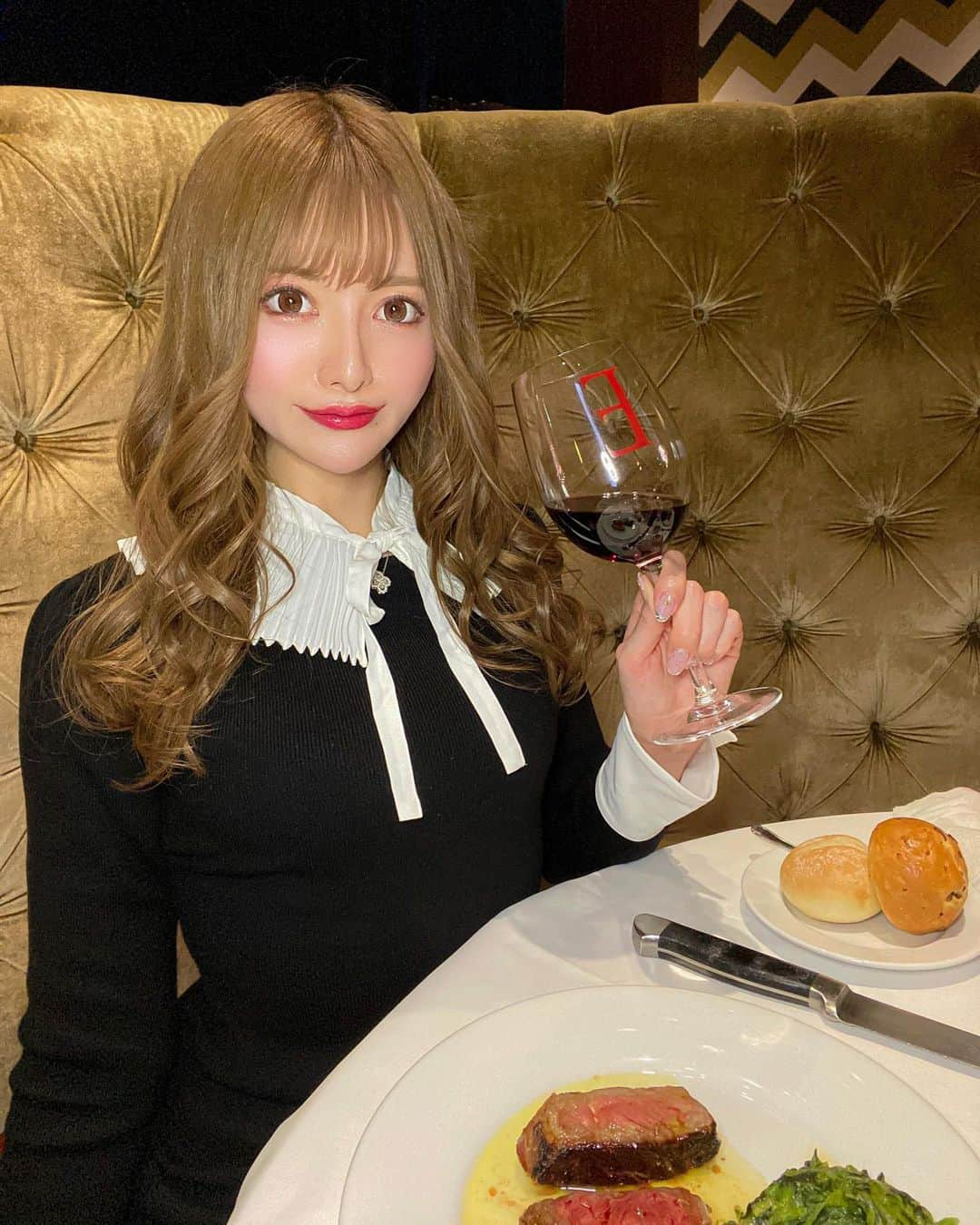 りのにゃんさんのインスタグラム写真 - (りのにゃんInstagram)「ﾟ+.*ʚ♡ɞ*.+ﾟ ⁡ ⁡ ⁡ 📍Empire steak House Roppongi ⁡ ⁡ お肉がボリューミーで美味しかった🍴 ⁡ ⁡ このワイングラスかわいい🍷 ⁡ ⁡ ⁡ ⁡ ⁡ #Tokyo#歌舞伎町#ミナミ#六本木#池袋#水商売 #ヘアメ#キャバクラ#ホスト#BAR#出勤#シャンパン #プリンスグループ#池袋redshoes#レッドシューズ #empiresteakhouseroppongi #empiresteak#エンパイアステーキハウス#東京グルメ#六本木グルメ#肉スタグラム#tボーンステーキ#ステーキ ⁡ ⁡ ⁡」12月12日 16時30分 - rino.nyan.nyan