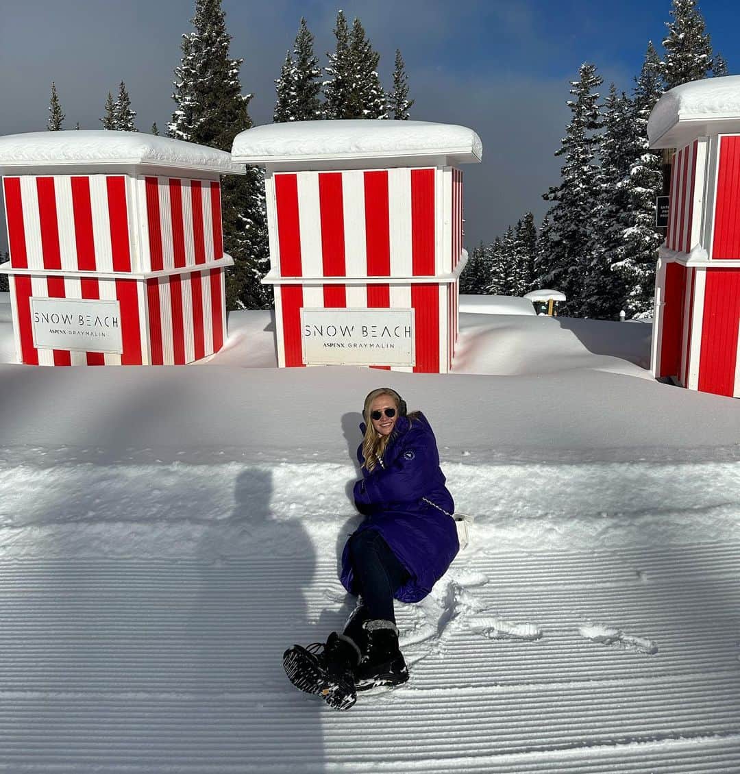 ジェシカ・コルダのインスタグラム：「Beaches in Aspen sure do look a bit different than the ones at home ❄️」
