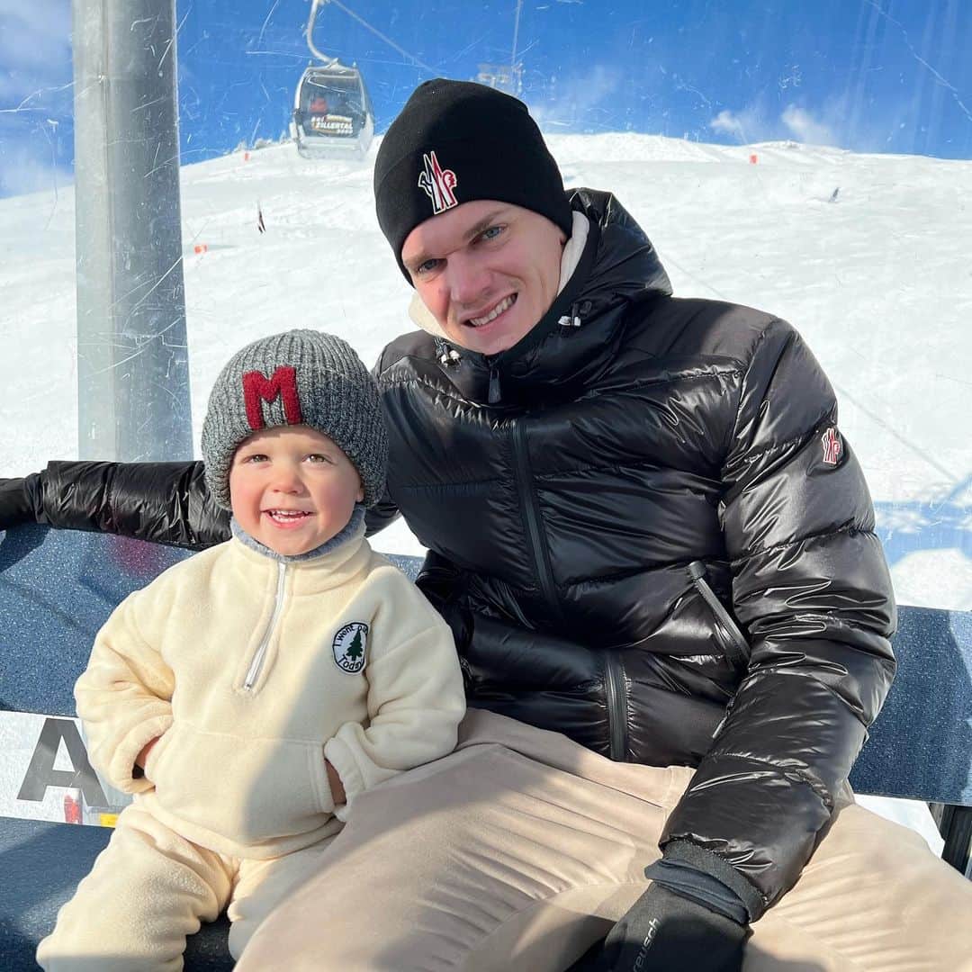 のインスタグラム：「#tirolerbuben #undsmadl #hochüberdenbergen #warkälteralsesaussieht #hüttengaudi 🫣👨‍👩‍👦🏔️」