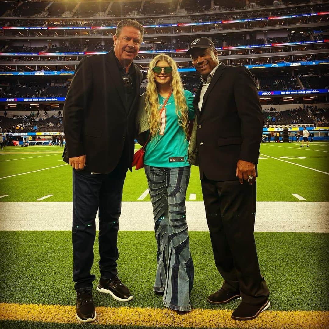 ファーギーさんのインスタグラム写真 - (ファーギーInstagram)「Fan girl night #FinsUP 🐬 @MiamiDolphins」12月13日 2時26分 - fergie