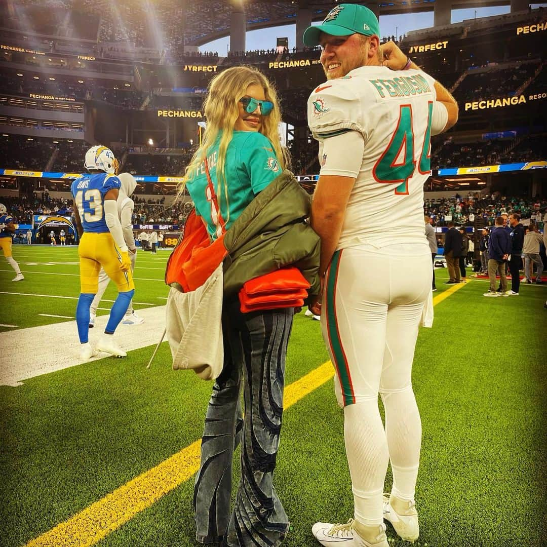 ファーギーさんのインスタグラム写真 - (ファーギーInstagram)「Fan girl night #FinsUP 🐬 @MiamiDolphins」12月13日 2時26分 - fergie