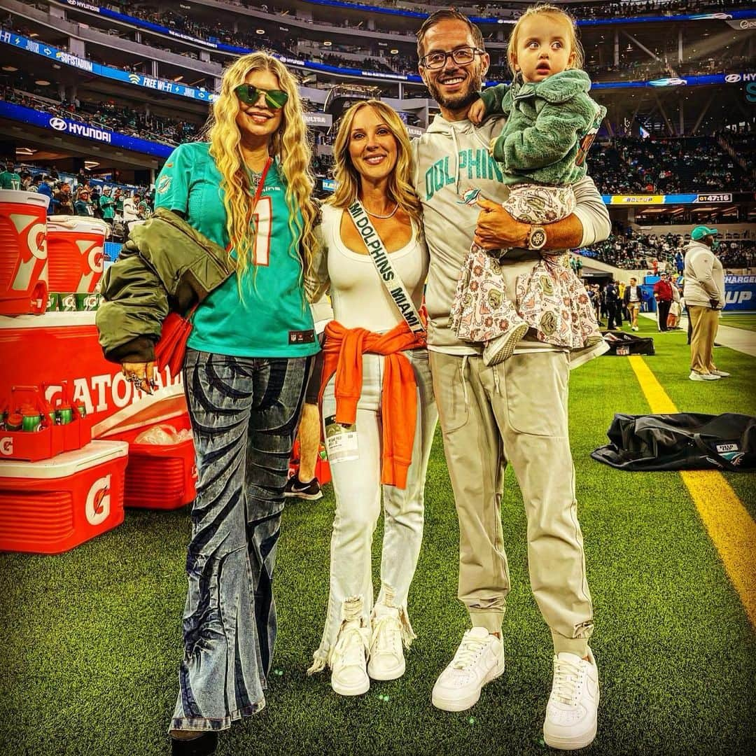 ファーギーさんのインスタグラム写真 - (ファーギーInstagram)「Fan girl night #FinsUP 🐬 @MiamiDolphins」12月13日 2時26分 - fergie