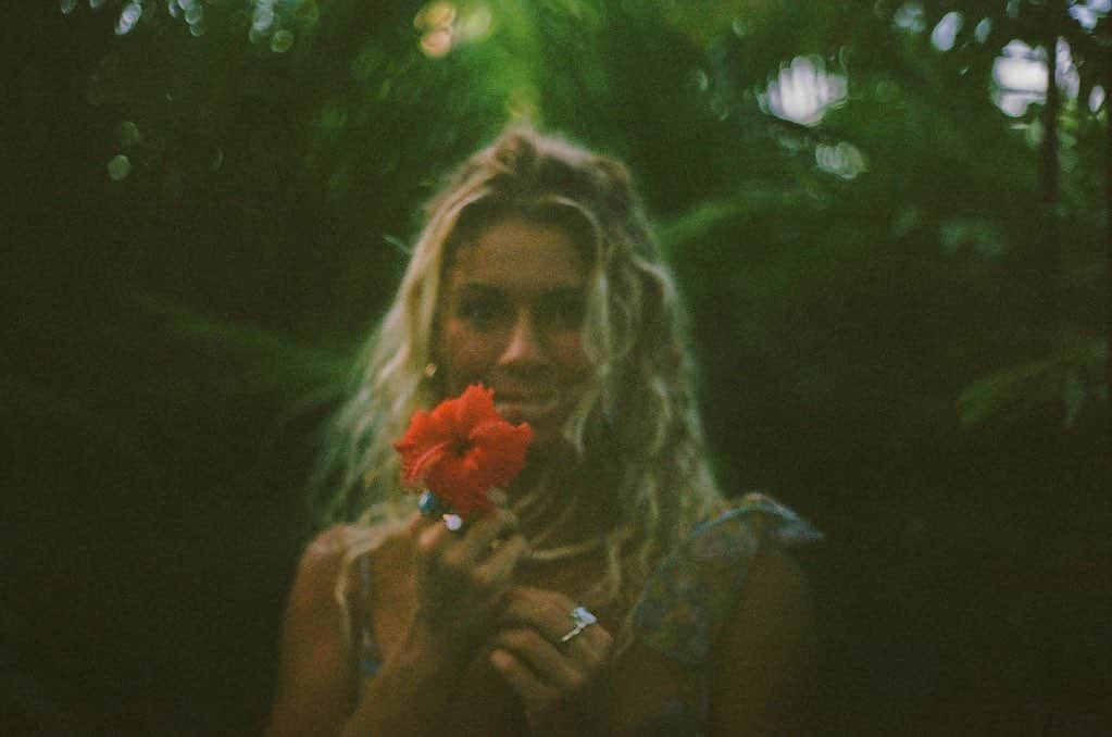 エリザベス・バイゼルのインスタグラム：「warmer days on some film 🌺」