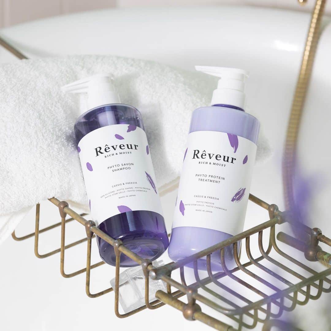 Rêveur(レヴール) のインスタグラム：「🌸フリージアアルバ花エキスのひみつ🌸  実は多くの保湿ケアアイテムに配合されている 『フリージアアルバ花エキス』の存在はご存じでしたか？  髪だけでなく、頭皮のを健やかにキープし、保水力を助けます✨  乾燥しやすい冬もreveurで頭皮と髪のケアをしましょう🫧  @reveur_official @reveur_shopmap #レヴール #reveur #フィトプロテイン #プロテインシャンプー #ヘアケア#たんぱく質#プロテイン #プロテイン女子 #ノンシリコンシャンプー#植物性たんぱく質 #ツヤ髪#艶髪 #美髪 #ダメージケア #保湿 #ヘアケア用品 #頭皮ケア #サラサラ #幹細胞コスメ#植物性 #美髪細胞 #シャンプー #トリートメント」