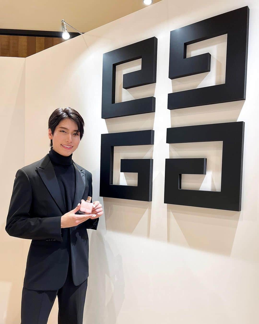 関根慶祐（K-SUKE）のインスタグラム：「I was performing magic at #GIVENCHY #ジバンシイ event in TOKYO!!! That was really fun to share a special time with Japanese famous YouTubers and influencers. And I created so many magic tricks with brand new perfume from #givenchybeauty #ジバンシイビューティー named #irresistible #irresistiblerosevelvet #イレジスティブル #イレジスティブルローズベルベット #イレジスティブルオーデパルファム 🌹  Thank you so much I definitely buy this one when it’s on sale✌️ Love this scent.  @givenchy  @givenchybeauty」