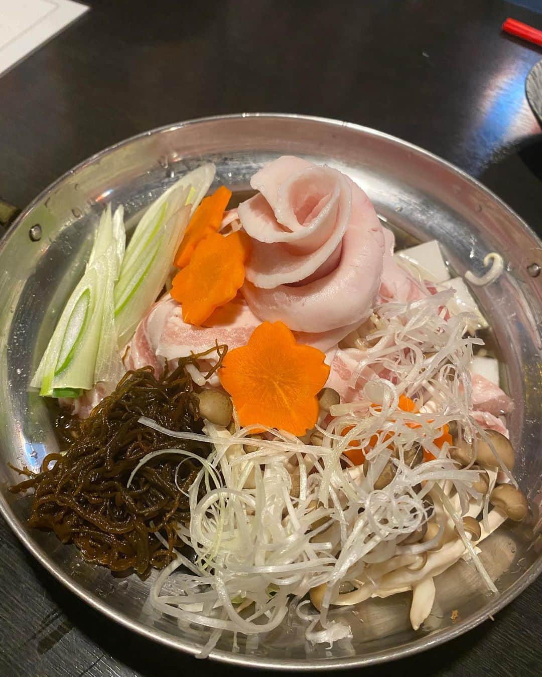沖縄ダイニングゆんたくのインスタグラム：「はいさい🫣しに寒いですねー  とゆことで、 きびまる豚のしゃぶしゃぶ🐖🐽🐷  2人前からで承ってます！！  コースなどにも組み込めますよ！！ 是非ご相談ください！！  さー寒いけど ちばりーよー！！  せーの  めんそーる！！  #沖縄料理屋 #沖縄居酒屋 #池尻大橋グルメ #駒場東大前 #淡島通り #忘年会 #個室 #個室居酒屋 #世田ペイ」