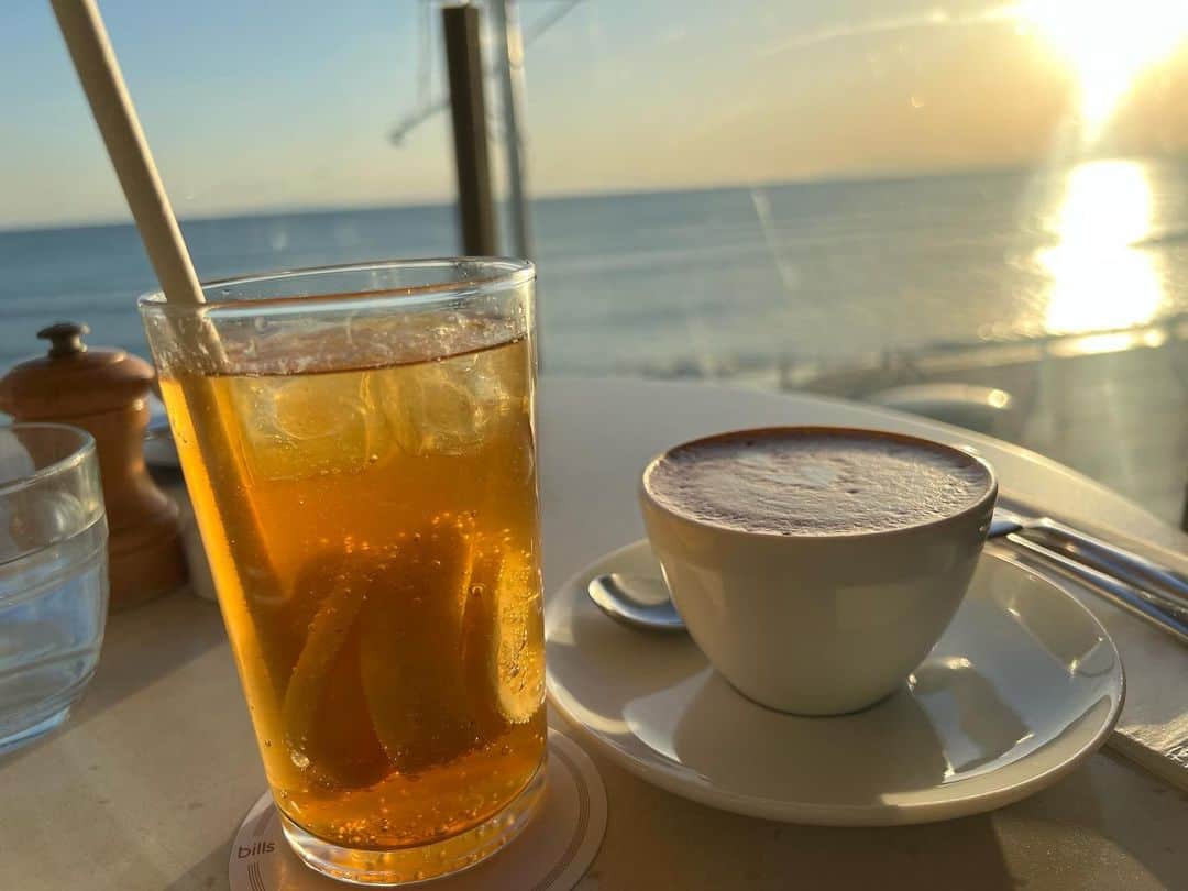 田中美佐子さんのインスタグラム写真 - (田中美佐子Instagram)「今日はお知り合いから嬉しい知らせがありました！ 今日の青空のように心が晴れました。 私にもいいことありました！ だから夕方に七里ヶ浜いって、ディカプリオが「世界で一番美味しい朝食」と言ったパンケーキを食べに行きました。 朝食でなくおやつ^_^ 世界で一番かどうかは他の国の朝食食べてないからわからないけど、、ディカプリオが言うならそうなのかなと思う。 私は個人的にはバブリーな頃パリに行った時、クロワッサンが美味しすぎて毎朝がっつり食べ続け 帰ってきたら３kg太っていたという、、忘れられない美味しい思い出があります。 ディカプリオは確かこの朝食で１０kg以上太ったと聞きました。 どちらも小麦粉とバターたっぷりですね😆😆😆  今日の夕焼けも美しかった！ 力強かった！ この燃えるような夕日は明日への 力になります。  感謝と力をありがとう！  #夕日#私の励まし#bills #レオナルドディカプリオ #パンケーキ#世界で一番美味しい朝食#パリで食べたクロワッサン#また食べてみたいなー」12月12日 18時47分 - tanakamisako_