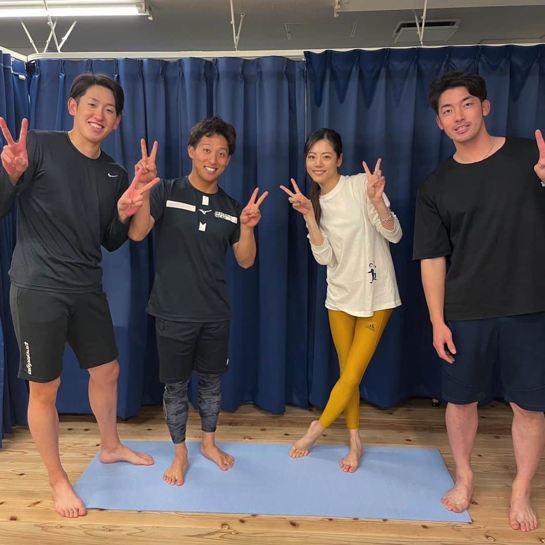 遠藤淳志のインスタグラム：「ヨガトレーニング🧘‍♂️  新体操選手として北京オリンピックなどで活躍された坪井保菜美さんが去年に引き続き、指導してくれました！  短い時間の中で有意義に過ごすことができとても楽しかったです！  シーズン通して怪我しない体を作っていきたいと思います💪  #ヨガ #坪井保菜美 さん」