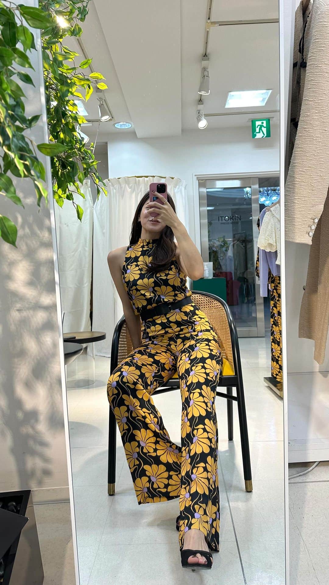 のインスタグラム：「@tarajarmon_jp の2023 ss collection🌸 どれも可愛くて試着して終始ニコニコでした☺️ 春が楽しみ🫶 どのコーデが好きかコメントで教えてね😊 . #tarajarmon #パリコーデ #春服コーデ #春コーデ #春服 #springfashion #パリジェンヌ #parisienne #parisstyle #paris #コーデ」