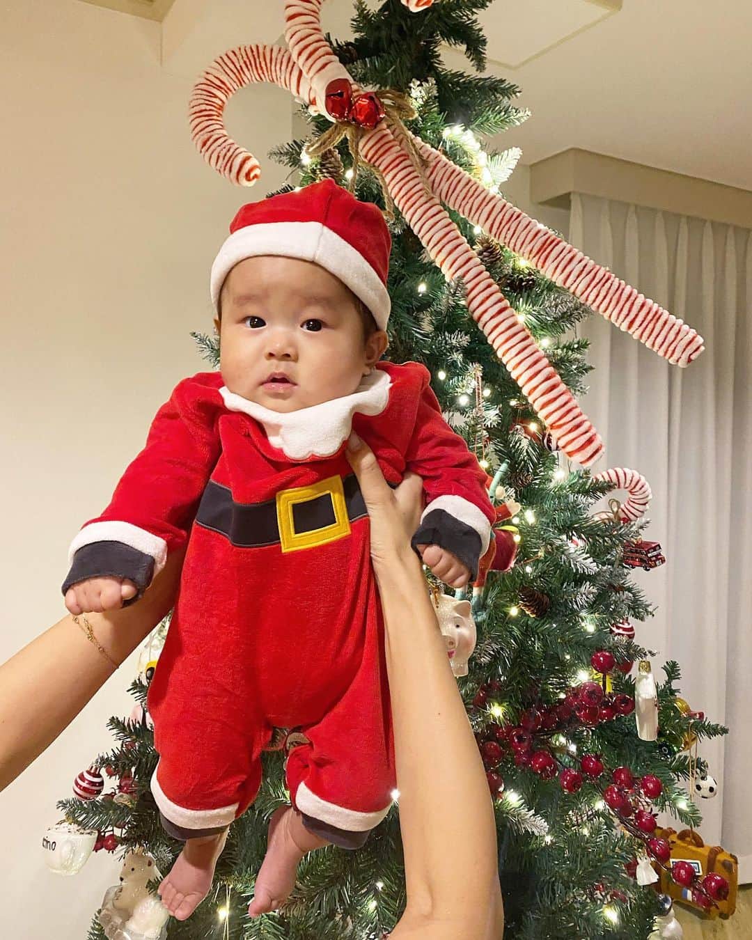 Mai Wakimizuのインスタグラム：「昨夜は毎年恒例3家族集まってsaorin家でのChristmas party♡今年は張り切って半年ぐらい前からスケジュール決めてました♡笑 毎年saorinのテーブルコーディネートやツリーが素敵過ぎて1番クリスマス感味わわせてもらってる＼(^o^)／娘は初めてのChristmas、息子はサンタさんの存在をなんとなくだけど理解した初めてのChristmas.いつもは恥ずかしがって前に行かないタイプなのにこの時だけは誰よりも1番にサンタさんに駆け寄り、手を挙げて良い子アピールしておもちゃもらってた。笑(2枚目)さすが私の子♡笑 @rosysaorimonster  @ayuyunyun  #Christmasparty#homeparty#Christmas#生後4ヶ月#2歳4ヶ月#兄妹」