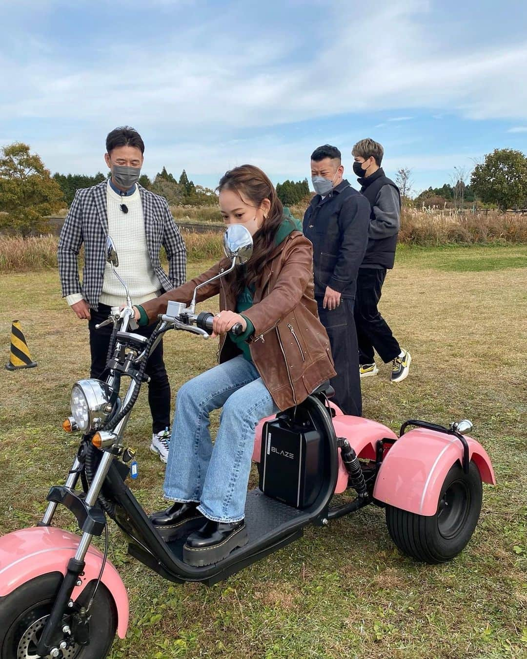 大野莉昂さんのインスタグラム写真 - (大野莉昂Instagram)「『 リコとカズと、カリスマさん 』 12/14（水）20:00〜 ロケ2日目のゲストは、、、 ケンコバさんとJOYさん😲✨✨✨ 公平さんとも高校生ぶりのロケでめっちゃhappyな回になってます！放送お楽しみにっ📺💞  #rkk #熊本放送 #年末特番 #テレビ放送 #キムカズ さん #高村公平 さん #ケンコバ さん #JOY さん #チュートリアル #徳井さん」12月12日 19時41分 - bbbbrikopanda