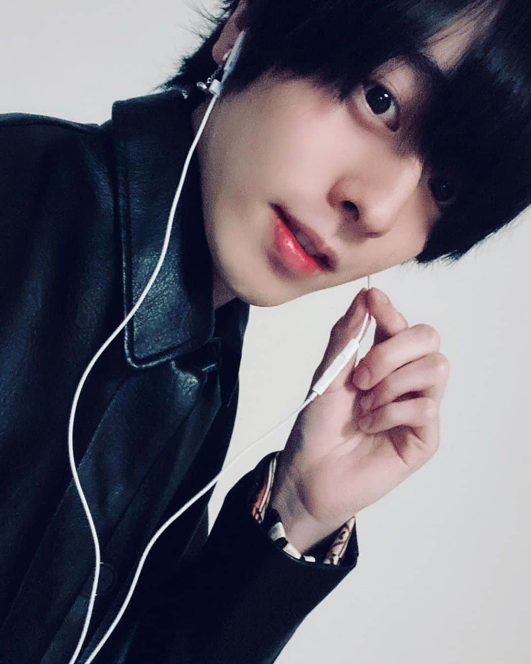 怪盗ピンキーのインスタグラム：「新しいジャケットおろせて嬉しい😏 ヘッドフォンしてるひとすげー見かけるけど ワシは相変わらず有線のデフォイヤホン  #glamb #ファッション #野菜生活」