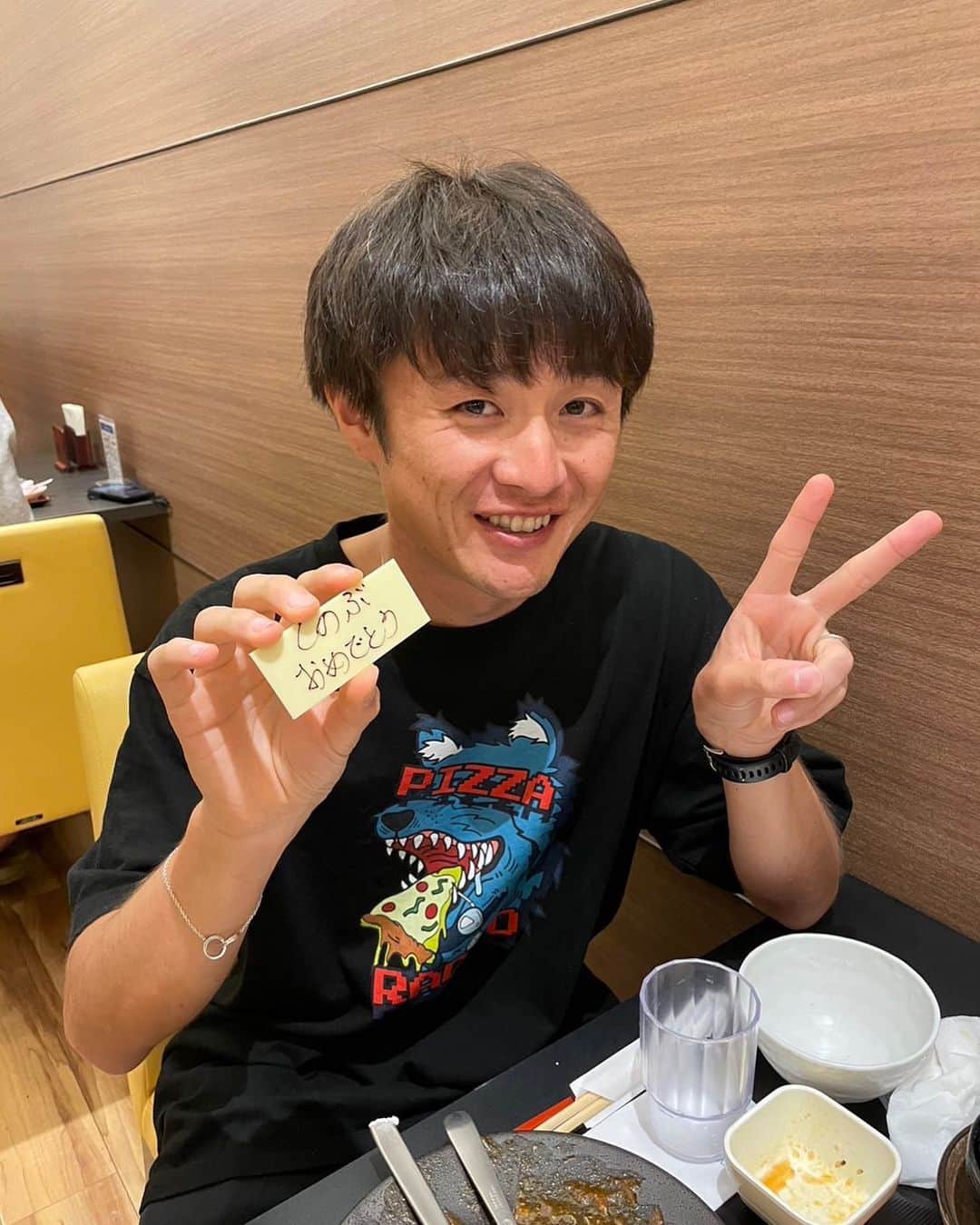 窪田忍のインスタグラム：「31歳になりました。 今年も合宿地にて、無事に誕生日を迎えることが出来ました。ありがとうございます。  30代最初の1年、なかなか思うようにいかないことが多かったですが、それでも充実した1年だったように思います。 31歳も良い経験が出来た と言えるような1年にしたいです。 これからもどうぞよろしくお願いします🙇‍♂️  現在はニューイヤー駅伝に向けて、粛々と良いトレーニングが積めています👌」