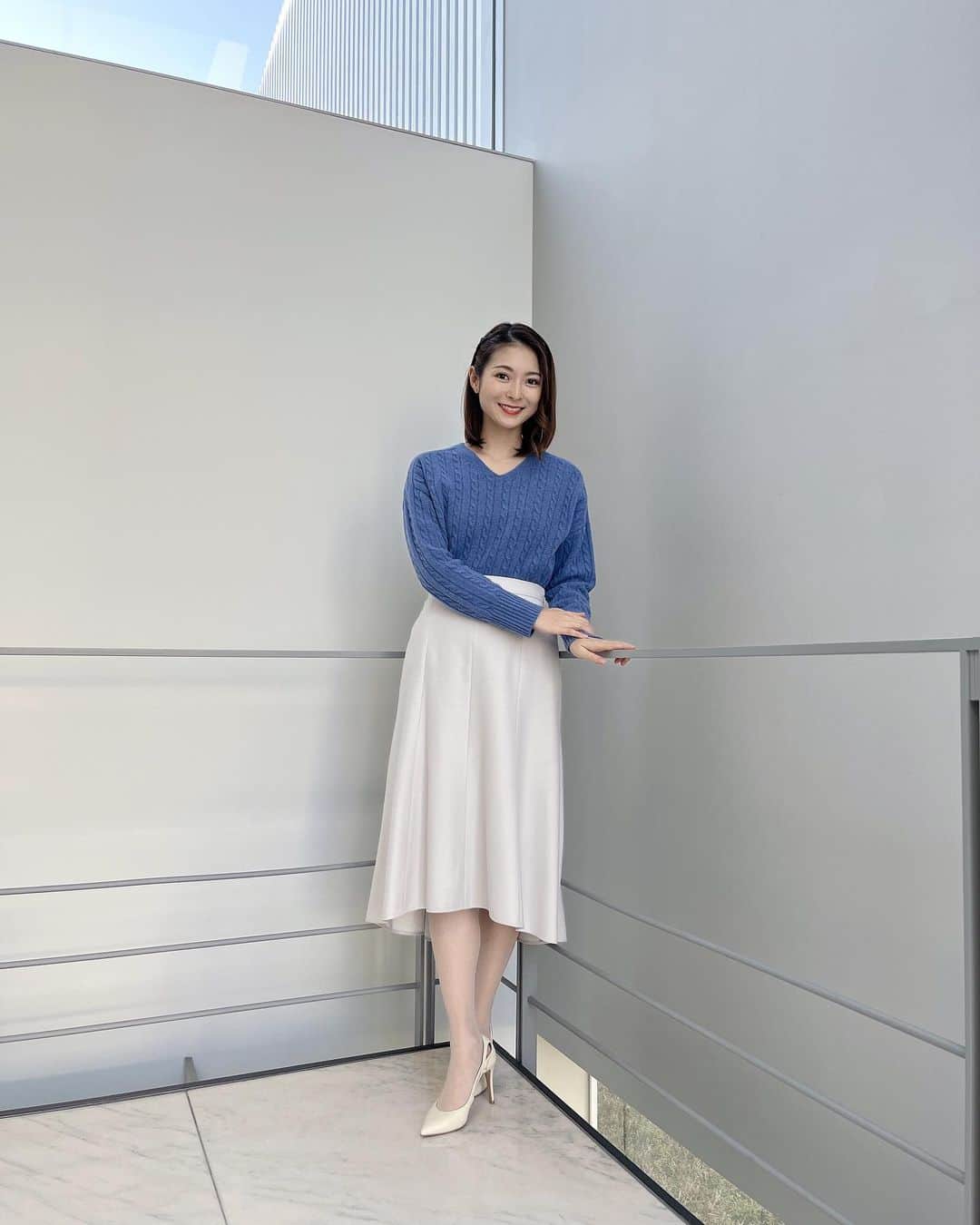 住田紗里のインスタグラム：「青と白の組み合わせでした〜  トップス・スカート UNTITLED (@untitled_official.jp)  #グッドモーニング#衣装#untitled#テレビ朝日#テレ朝#テレビ朝日アナウンサー#アナウンサー#住田紗里」