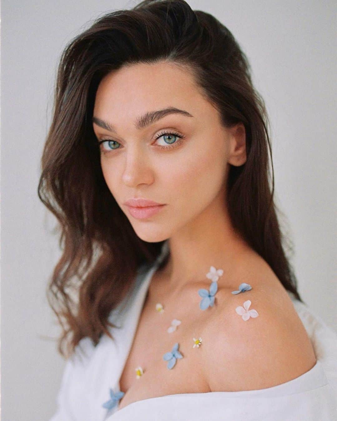Zhenya Katavaのインスタグラム：「Быть женственной - самое красивое украшение.💙 честно говорю )」