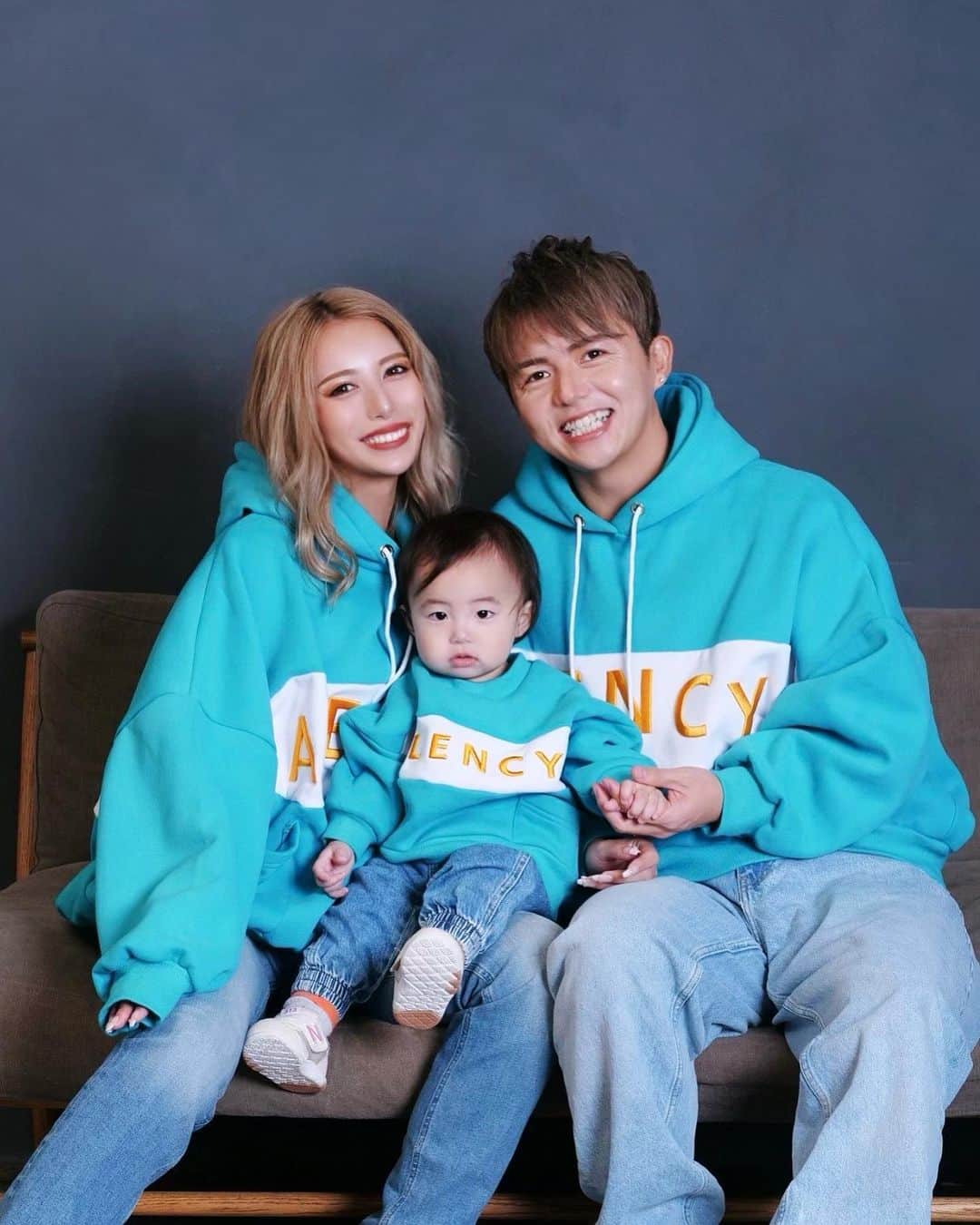のインスタグラム：「ALENCY新作パーカー発売開始❤️ やっとだ〜🥹  全部で5色❤️ （エメグリ、ピンク、ネイビー、オレンジ、ブラック）  大人はフリーサイズ🫶 キッズは80〜100cm・100〜120cmの2サイズ展開 になります☺️  シルエットもカラーも着心地も こだわりが詰まってます☺️🫶  是非GETしてねん🫶  #ALENCY」