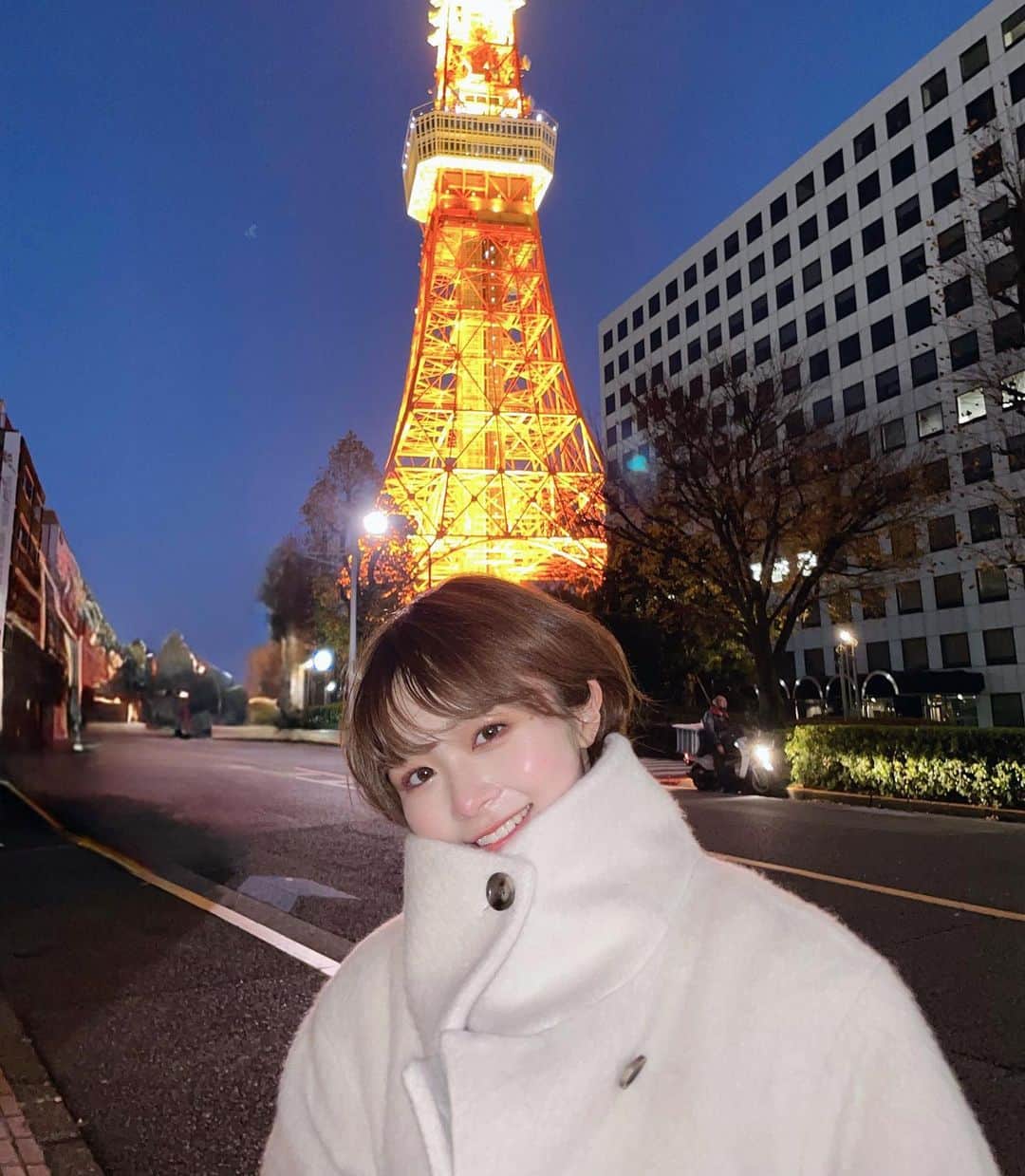 荒谷柚風のインスタグラム：「. Xmas market🎄 . 東京タワーって遠くから見ること多いから  ずっと東京住んでるのに近く行くとテンション上がる🫶🏻 . 日比谷公園のやつも行きたいな〜」