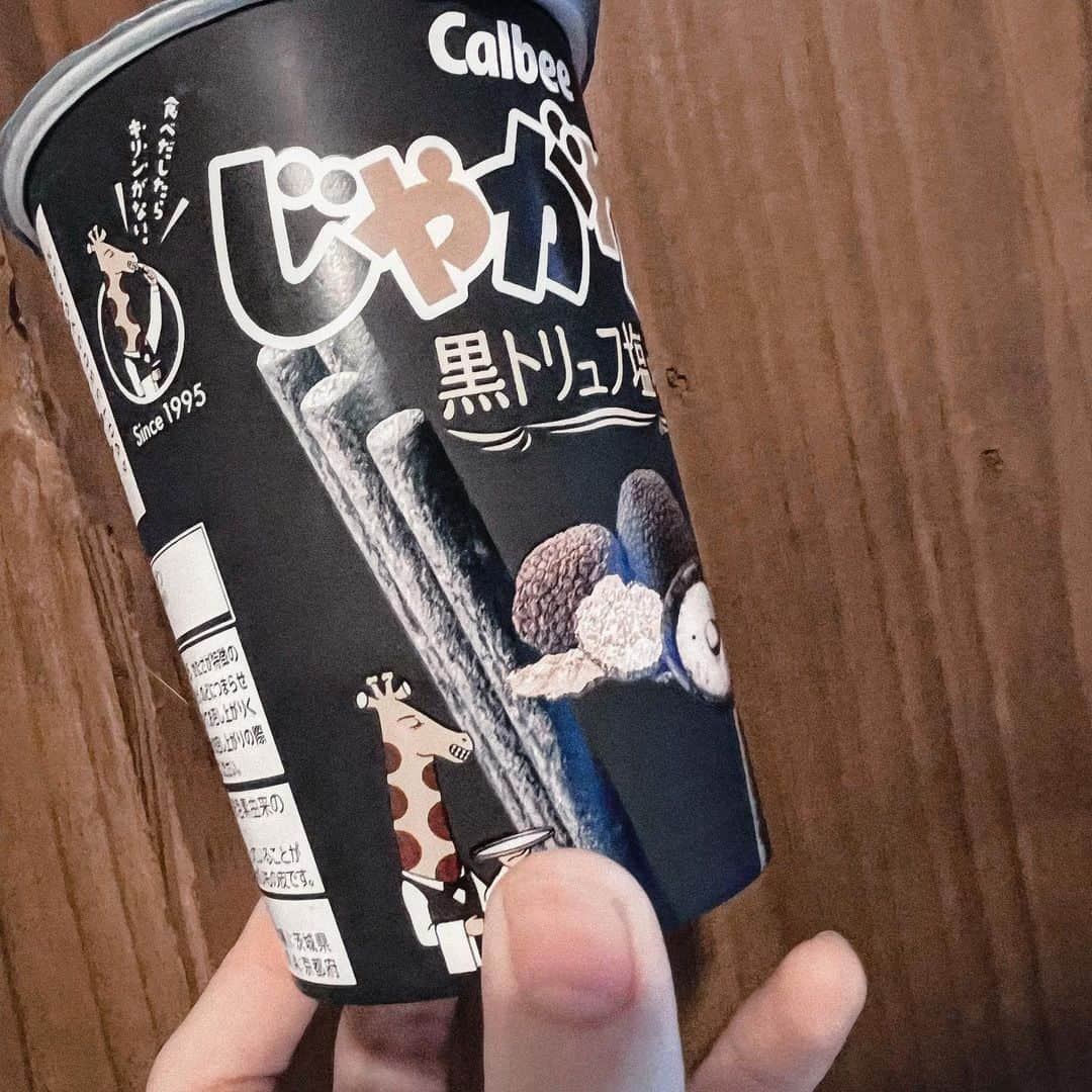 Souのインスタグラム：「じゃがりこbot 中身真っ黒でビビった」