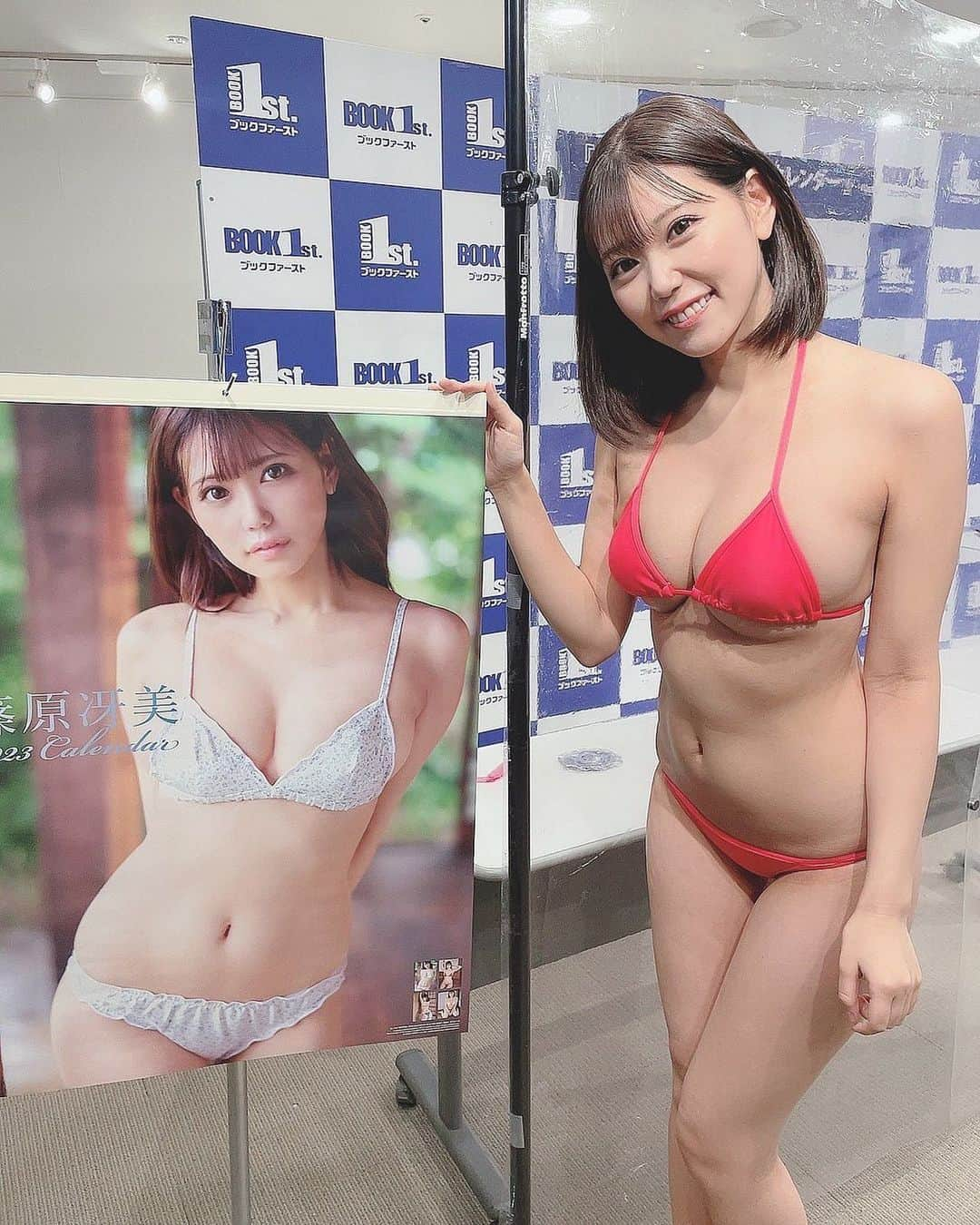 篠原冴美のインスタグラム：「ピンクの水着似合ってますか?💓  カレンダー発売記念イベント 来てくださった方 ありがとうございました🥹💕  本当に想像以上にたくさんの方に 来て頂いたおかげで  事前予約の倍の数を 用意して下さってましたが 一部、二部完売しました✨  せっかく寒い中足を運んで下さったのに 買えなかった方、会えなかった方 本当にすみませんでした😢  またこのような機会を作れるように 努力し続けます！  いつも支えてくれて 本当にありがとうございます😢💓  応援してくれてるみんなのことが 大好きです♡  . . ____________________________  #カレンダー  #グラビア #インスタグラビア  #gravure #model #instalove  #instagood #instagram #ootd #followforfollowback #f4f #japanesegirl #japan #photo #东京   #ビジョビ #photography #cosplay #cosplayer #モデル #粉我 #Japan  #日本女孩  #韓国 #フェチ #맞팔  #맞팔 #内衣 #followｍe #followersaktifmurah」