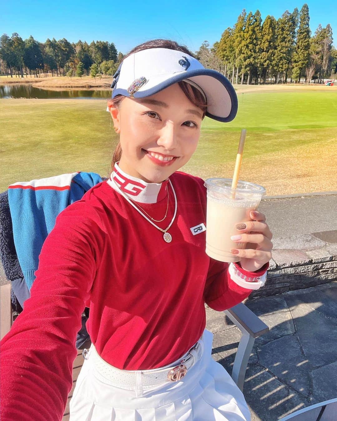 萩原菜乃花のインスタグラム：「お久しぶりの東京クラシック⛳️ ハーフターンでは毎回プロテイン飲む♡  この日は暖かくて背中に貼ったカイロが暑かった🤣  ウェア サンバイザー @lecoqgolf_jp  トップス @cpggolf_official  スカート @lecoqgolf_jp  ソックス @lecoqgolf_jp  シューズ @footjoy.japan   #ゴルフ#東京クラシック#ゴルフコーデ#ゴルフウェア#ルコックゴルフ#cpggolf#シーピージー#フットジョイ#ゴルフ女子#ゴルフ男子#プロテイン#筋トレ女子#golf#ラウンド」